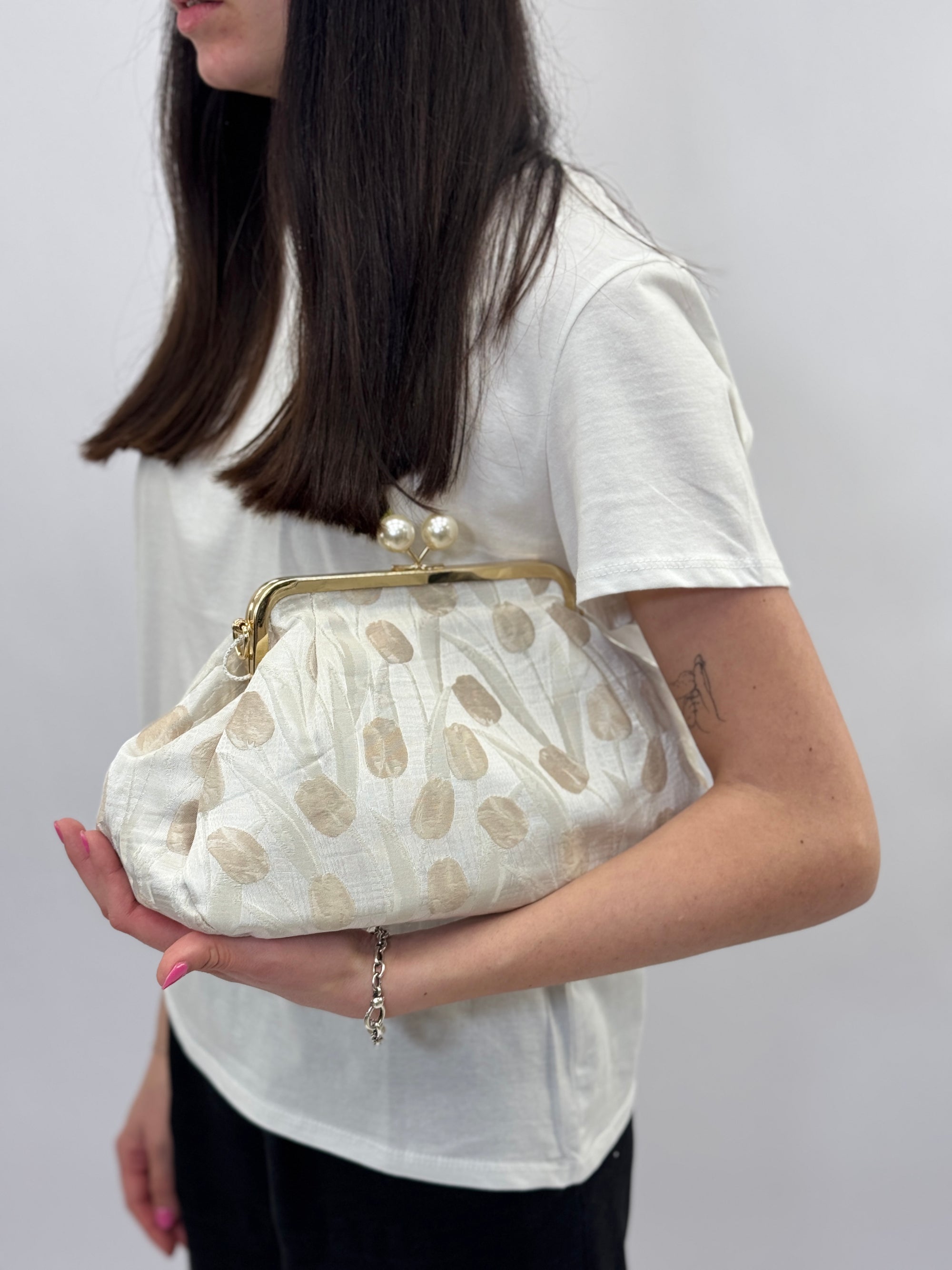 Pochette ricamata