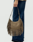 Borsa a spalla in camoscio con frange e borchie