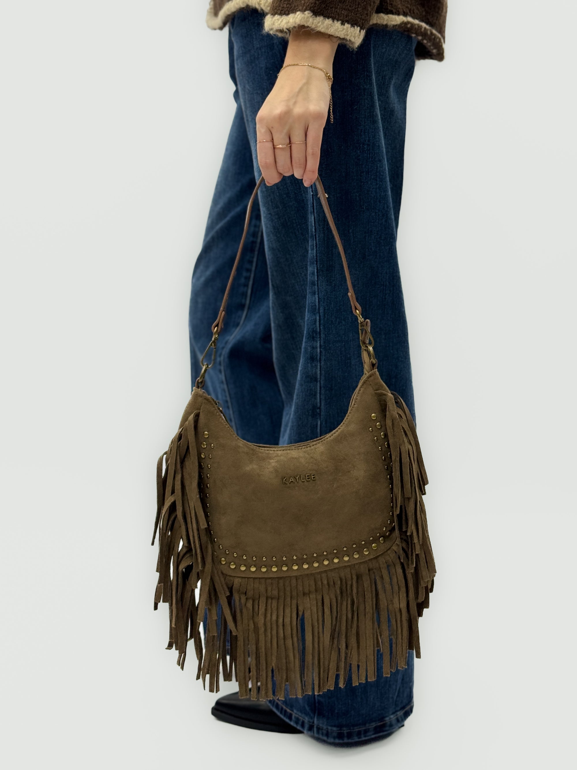 Borsa a spalla in camoscio con frange e borchie