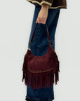Borsa a spalla in camoscio con frange e borchie