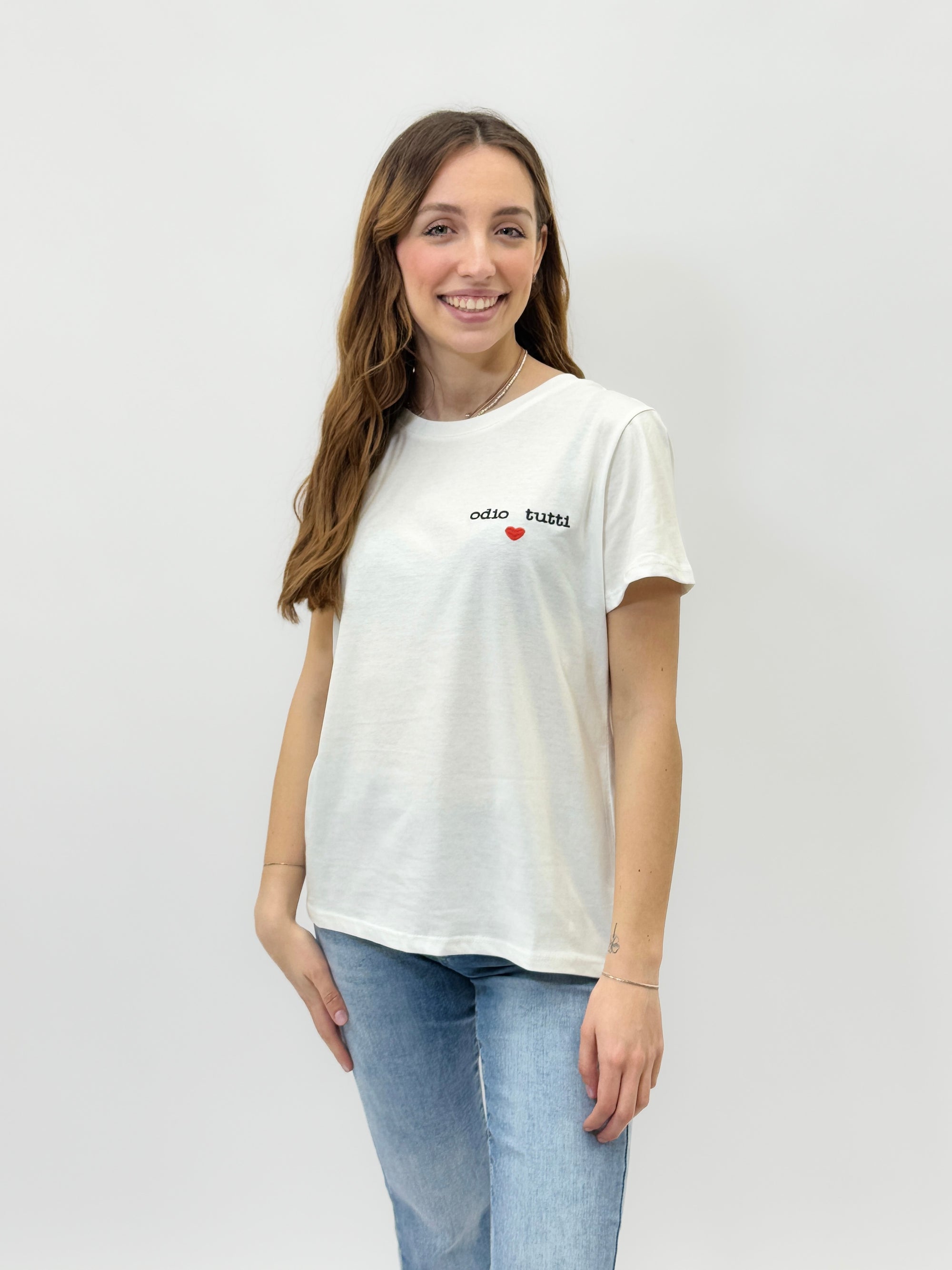 T-shirt con scritta "odio tutti"