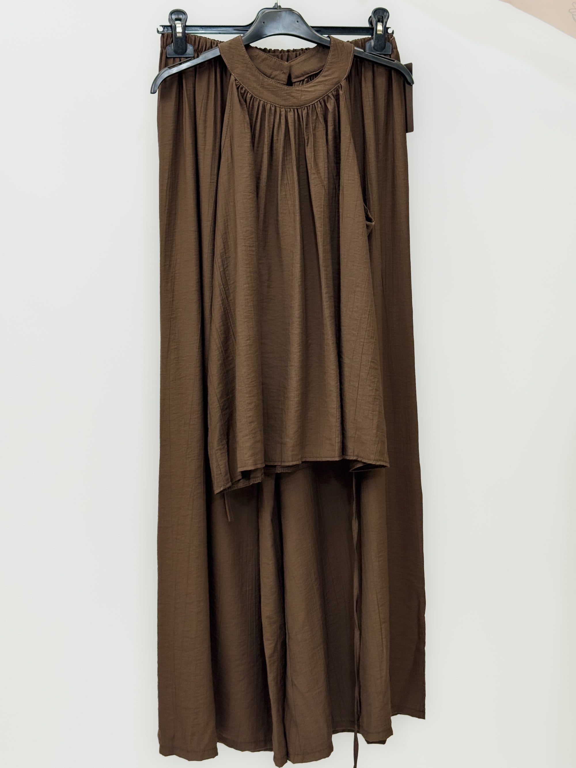 Completo con Top Smanicato e Pantalone Palazzo
