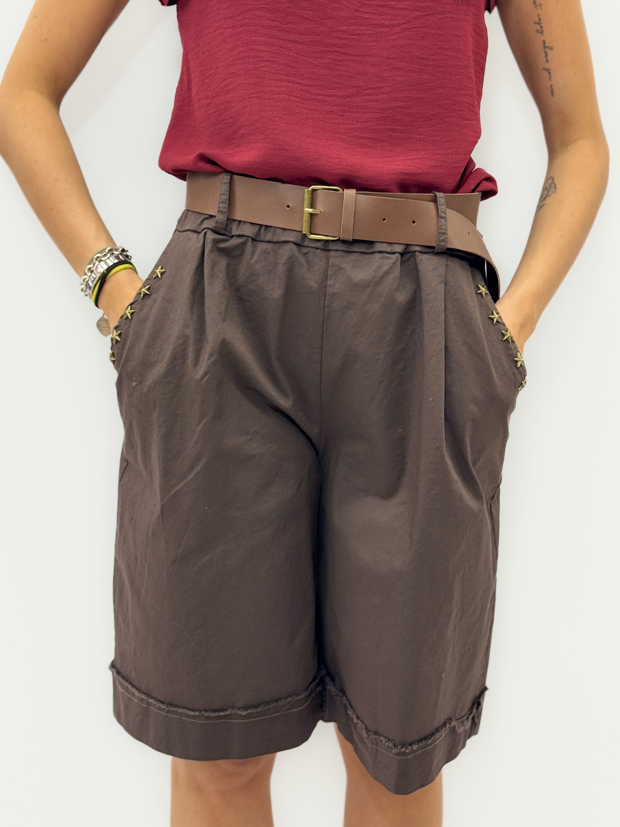 Pantaloncini con Cintura e Borchie a Stella