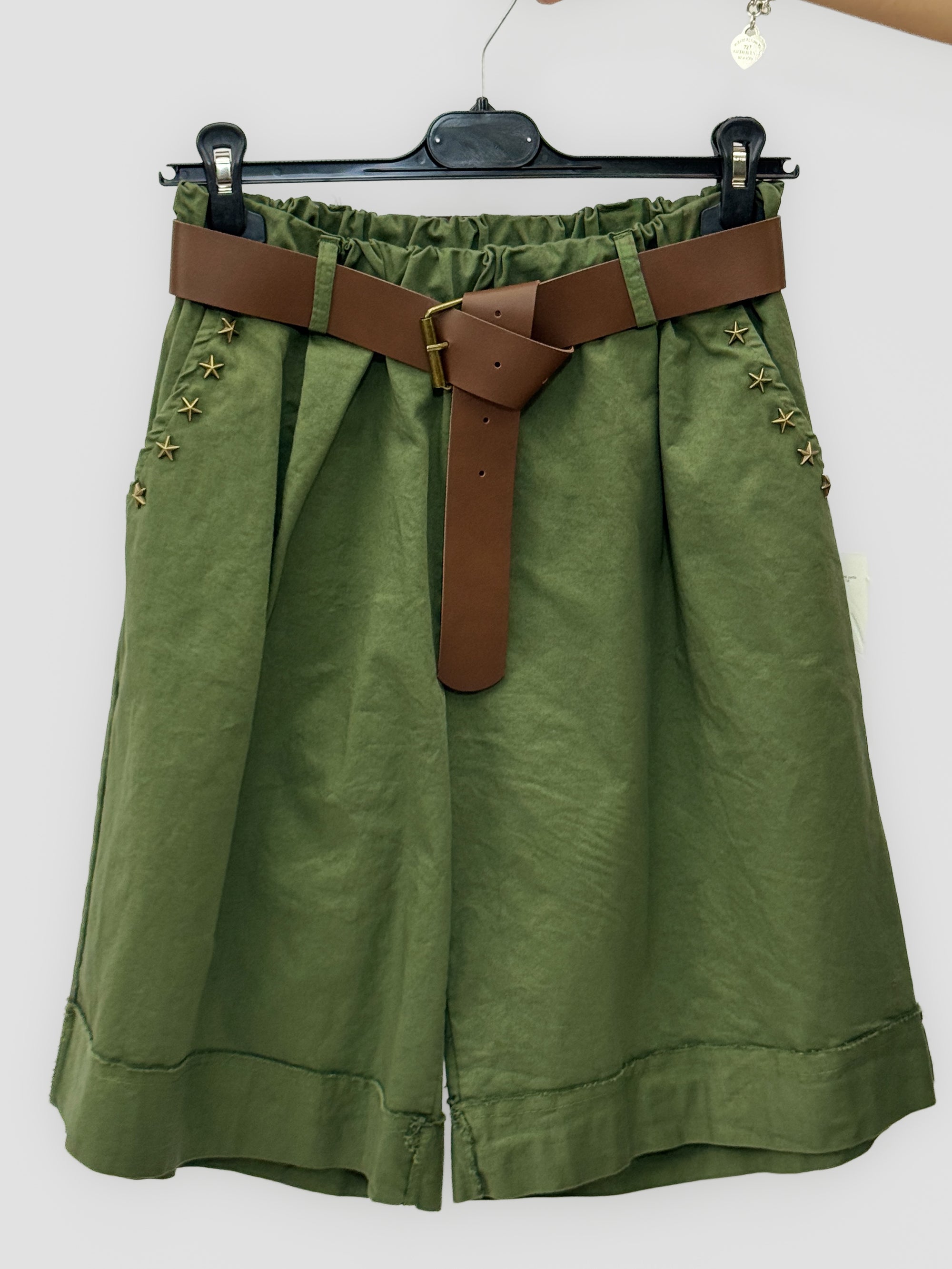 Pantaloncini con Cintura e Borchie a Stella