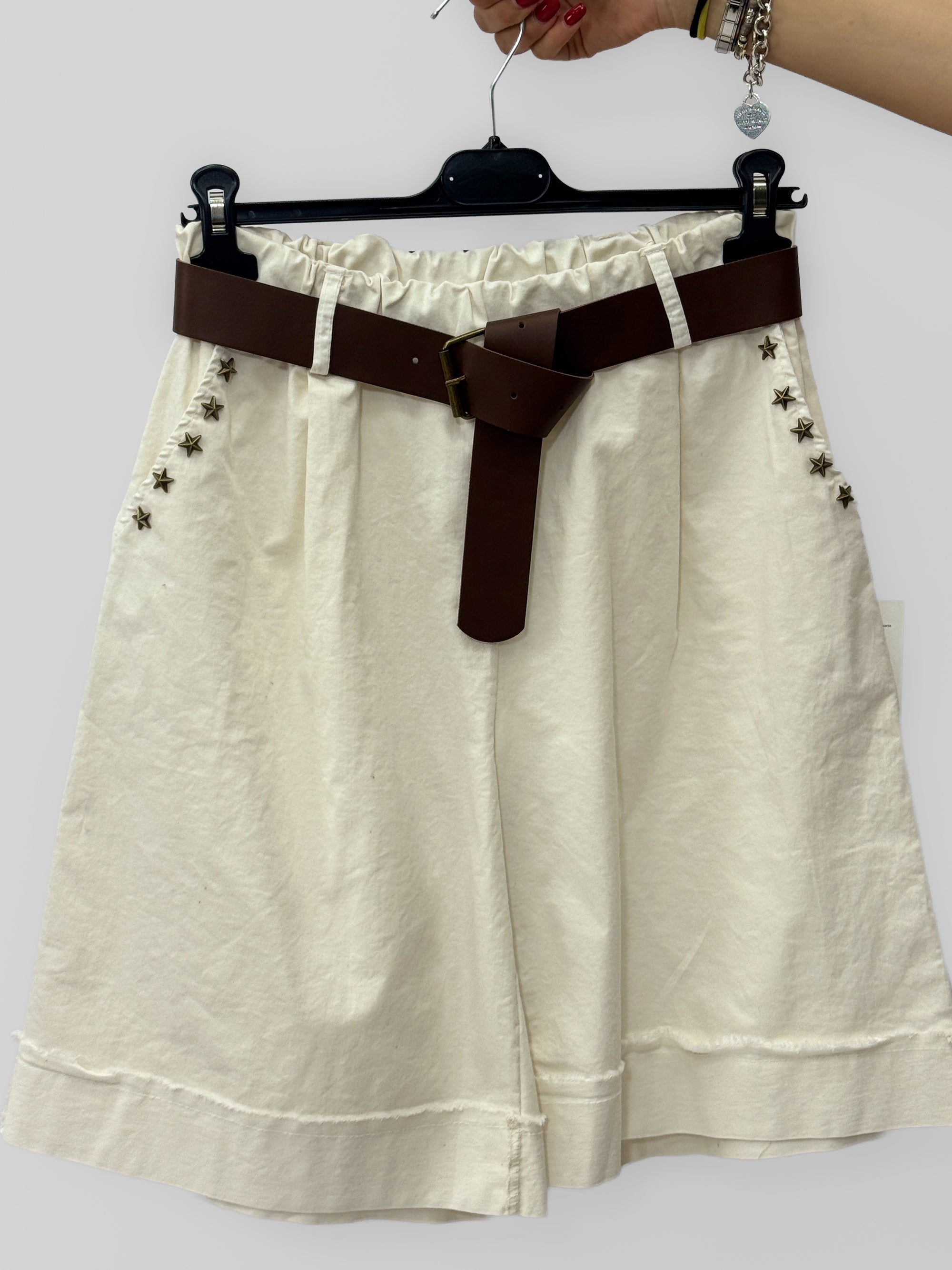 Pantaloncini con Cintura e Borchie a Stella