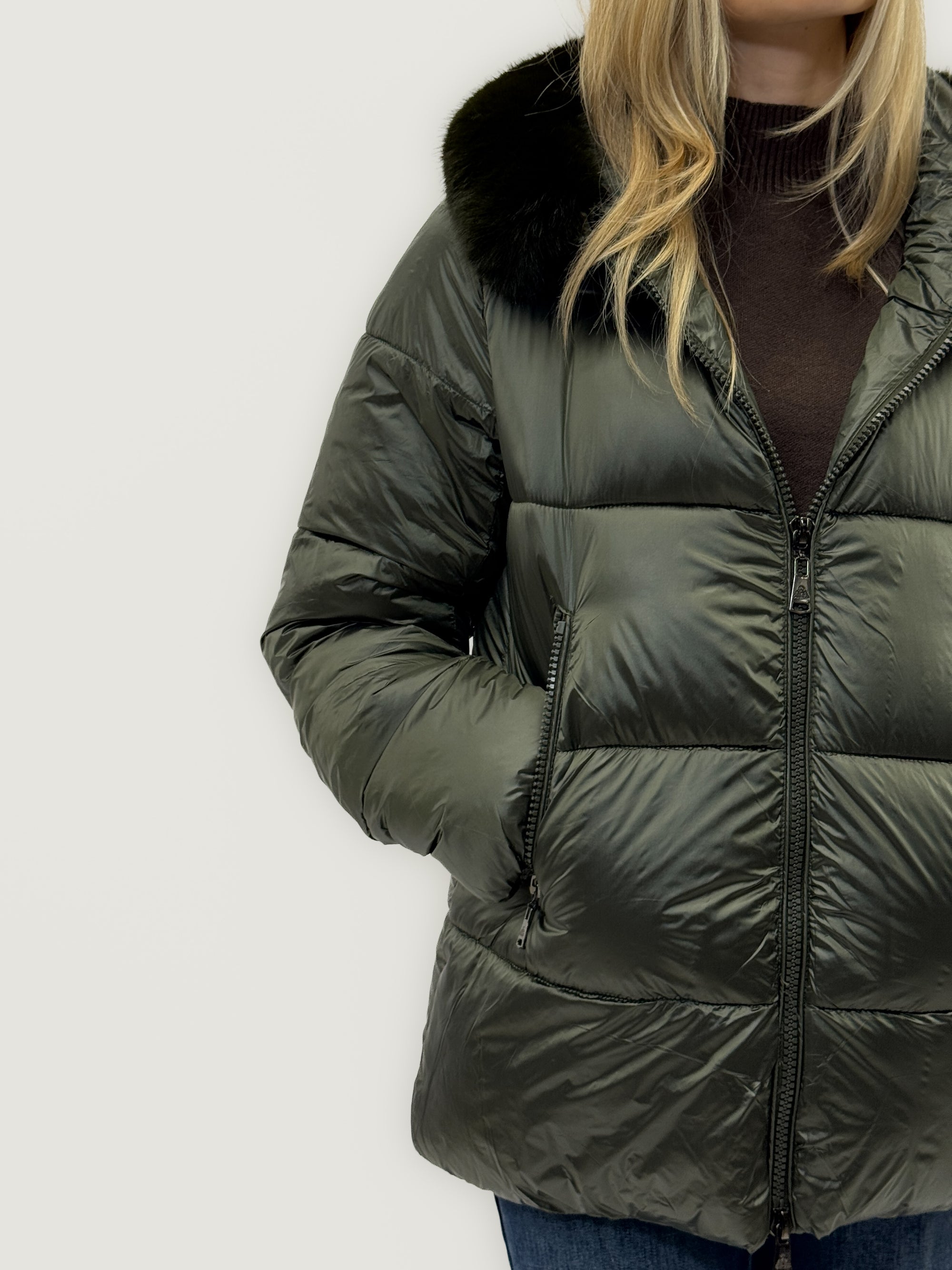 Piumino con cappuccio e bordo in eco pelliccia – Caldo e raffinato