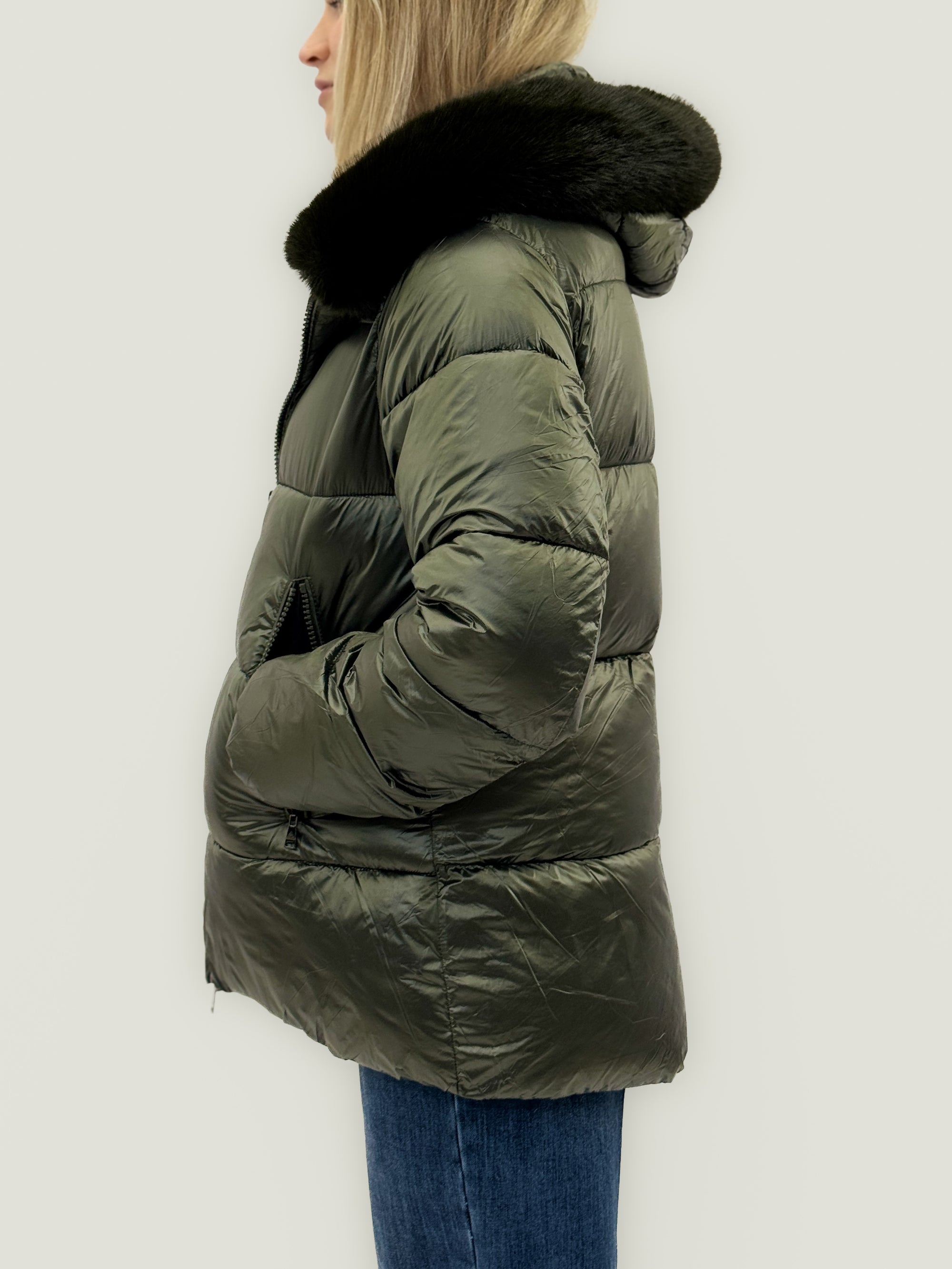 Piumino con cappuccio e bordo in eco pelliccia – Caldo e raffinato