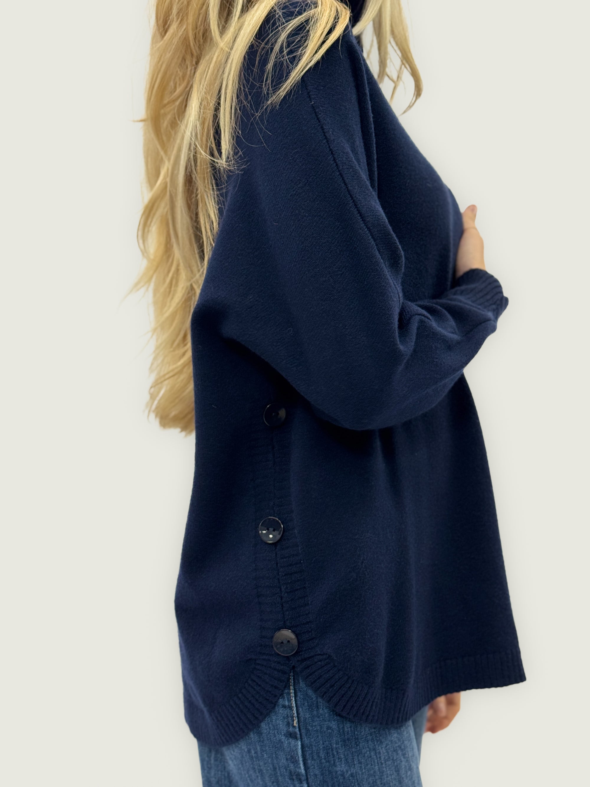 Maglione dolcevita oversize – Con bottoni laterali e orlo stondato