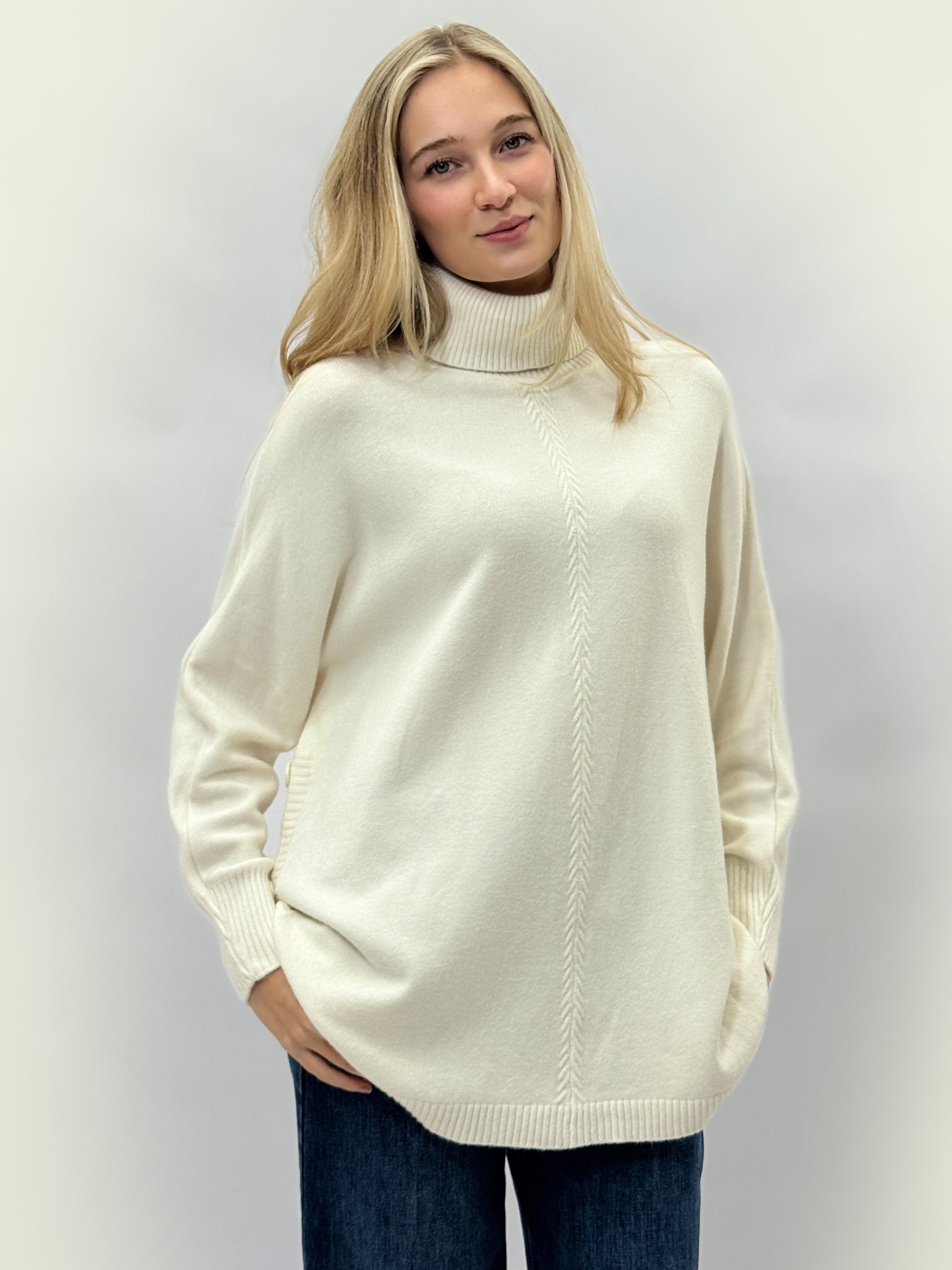 Maglione dolcevita oversize – Con bottoni laterali e orlo stondato