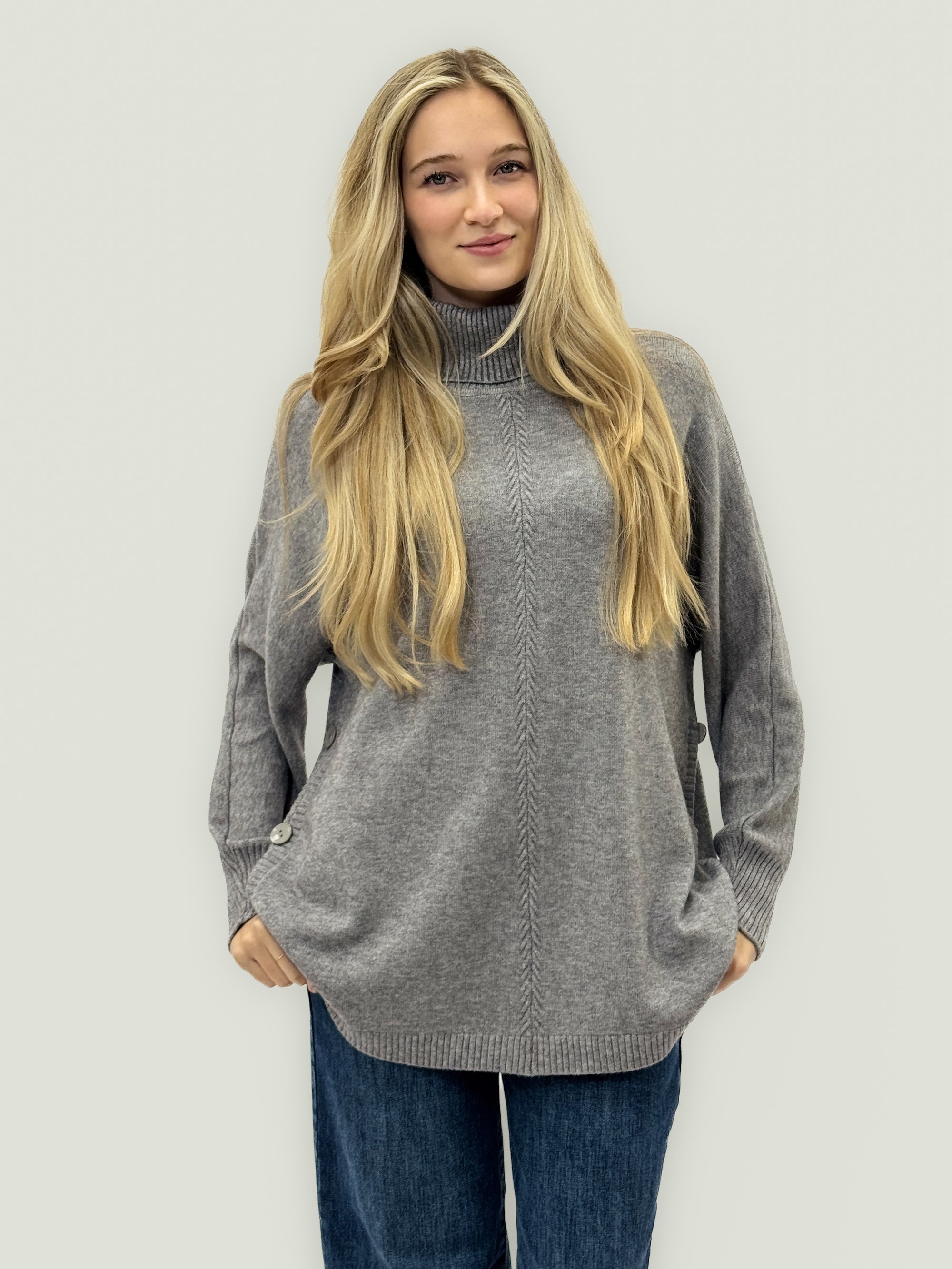 Maglione dolcevita oversize – Con bottoni laterali e orlo stondato