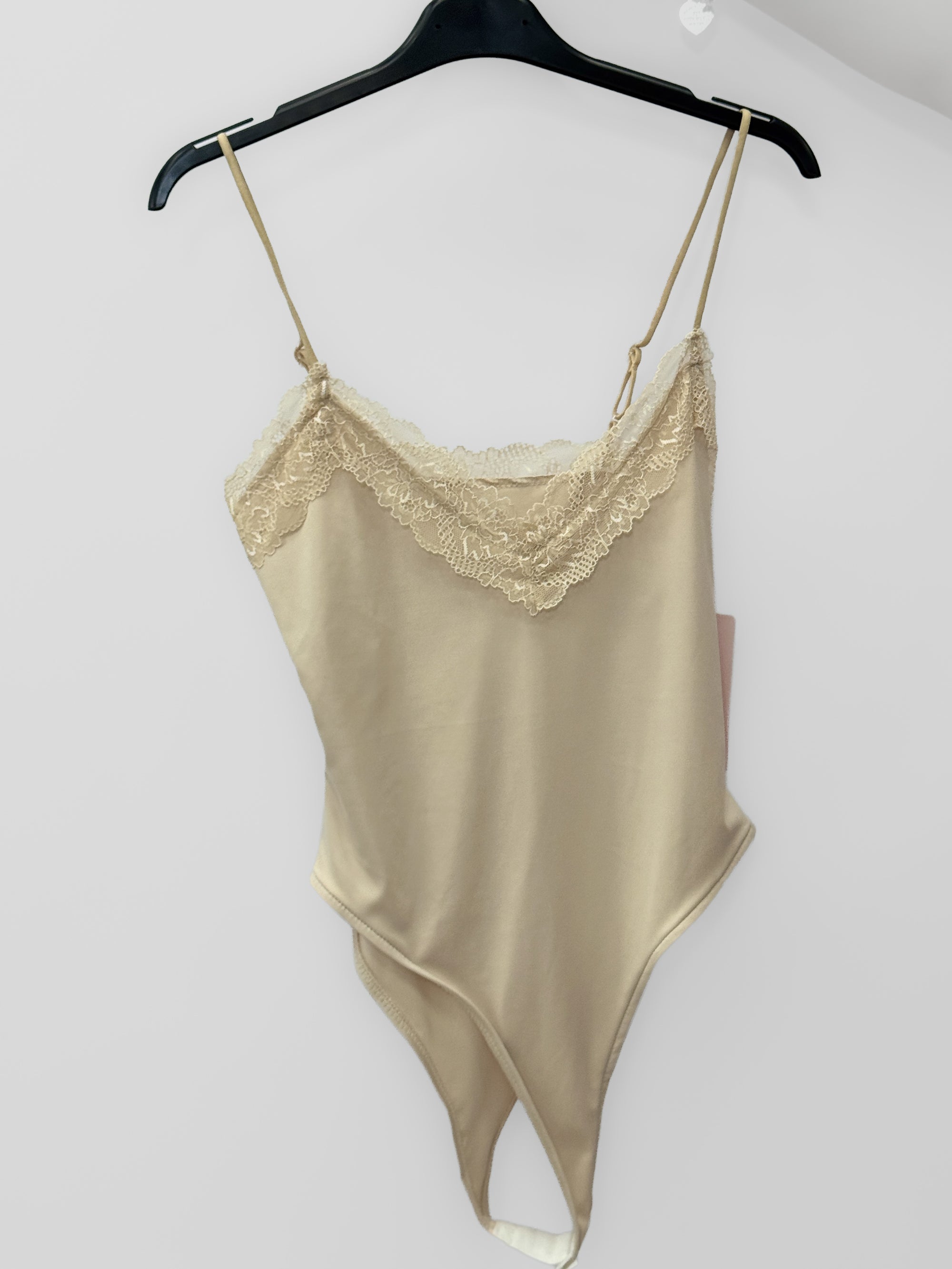 Body con Spalline Sottili e Dettaglio in Pizzo