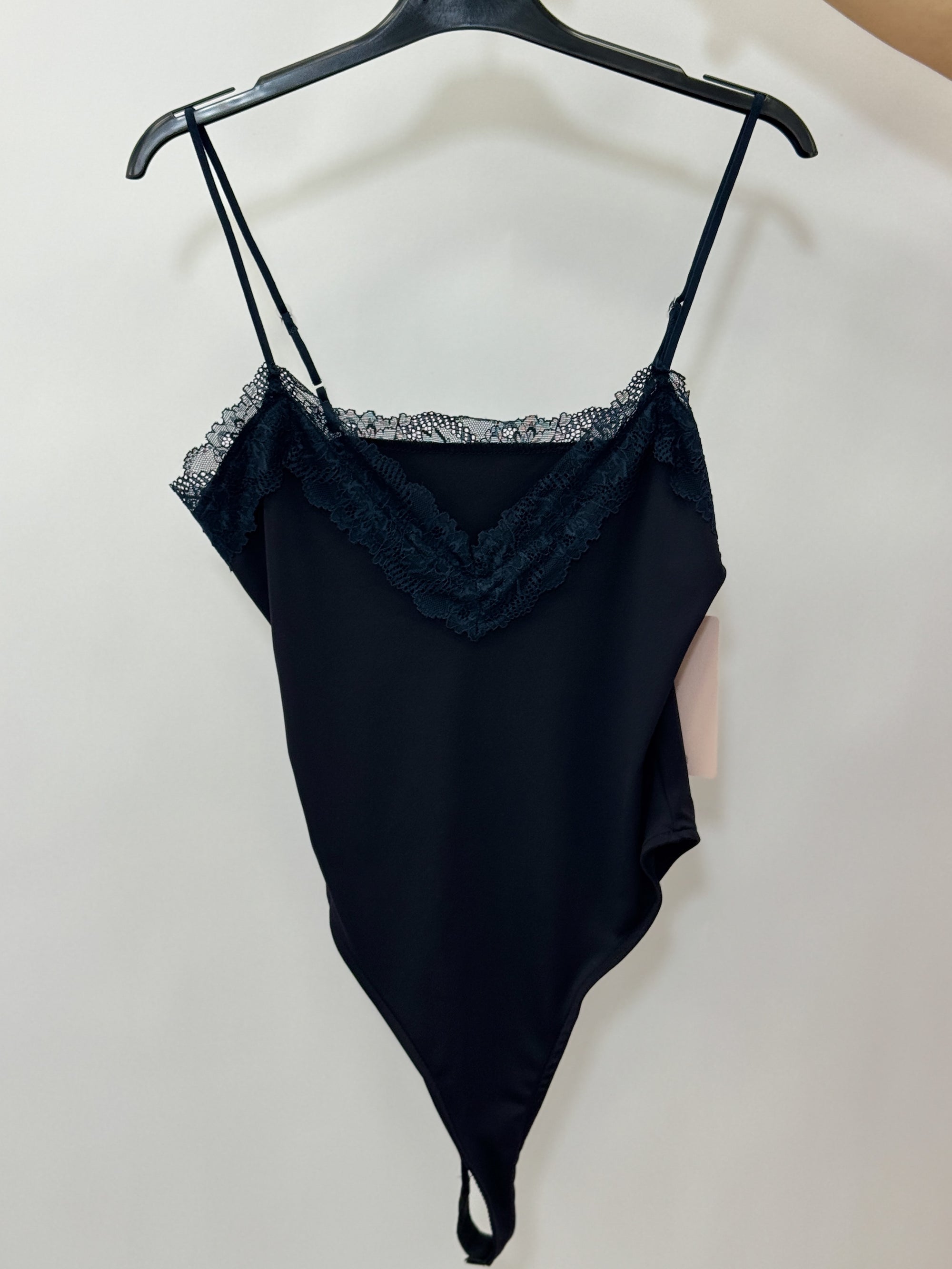Body con Spalline Sottili e Dettaglio in Pizzo