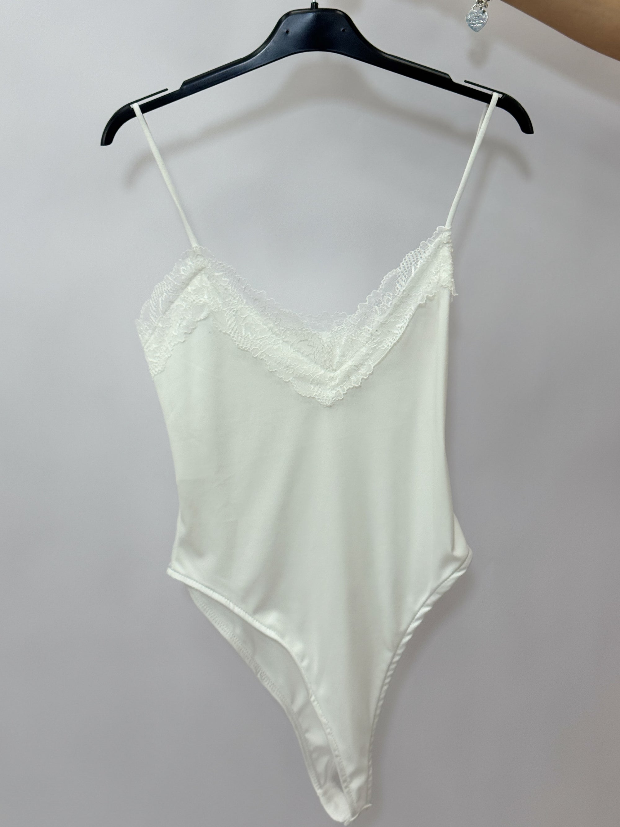 Body con Spalline Sottili e Dettaglio in Pizzo