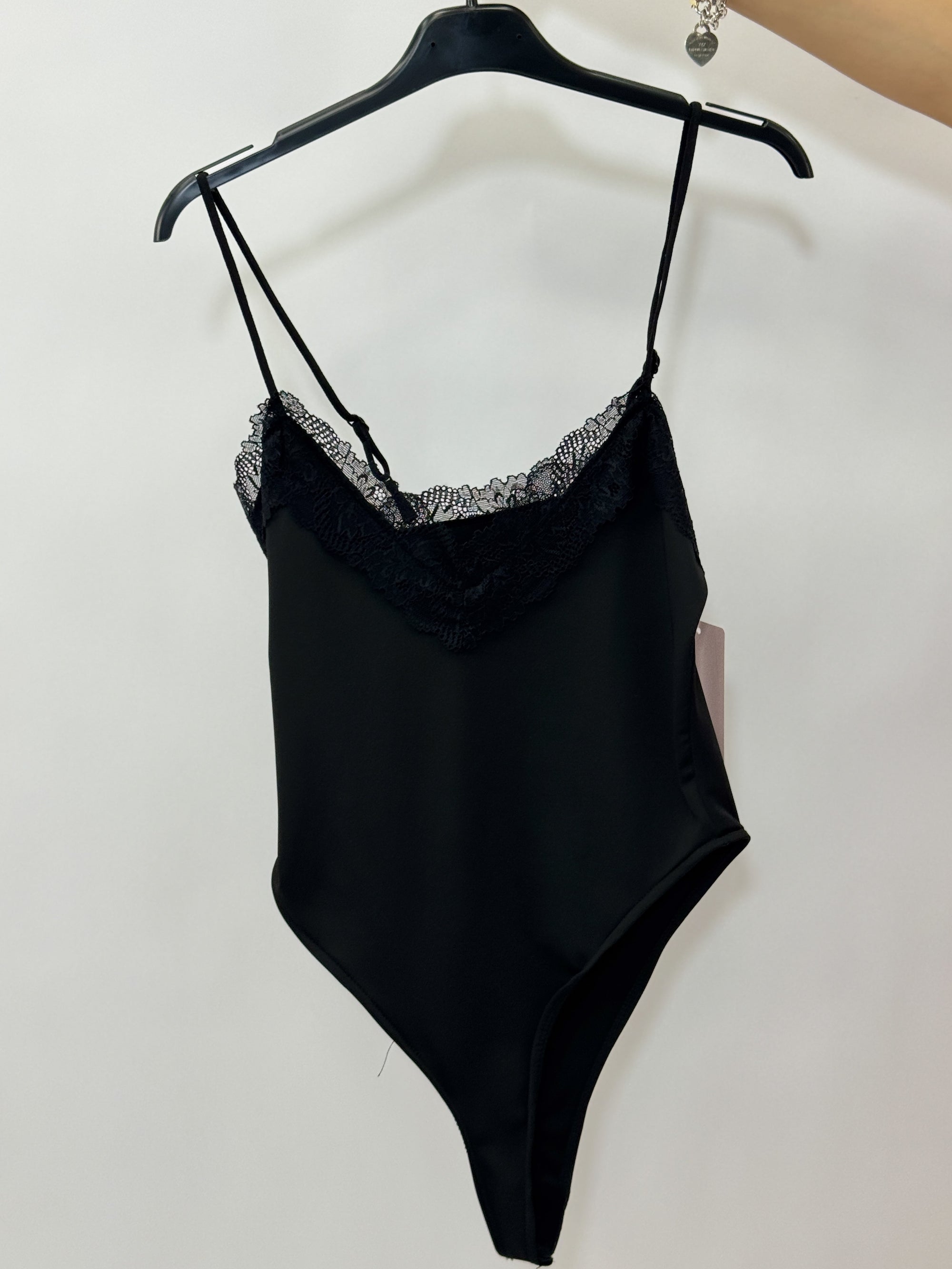 Body con Spalline Sottili e Dettaglio in Pizzo