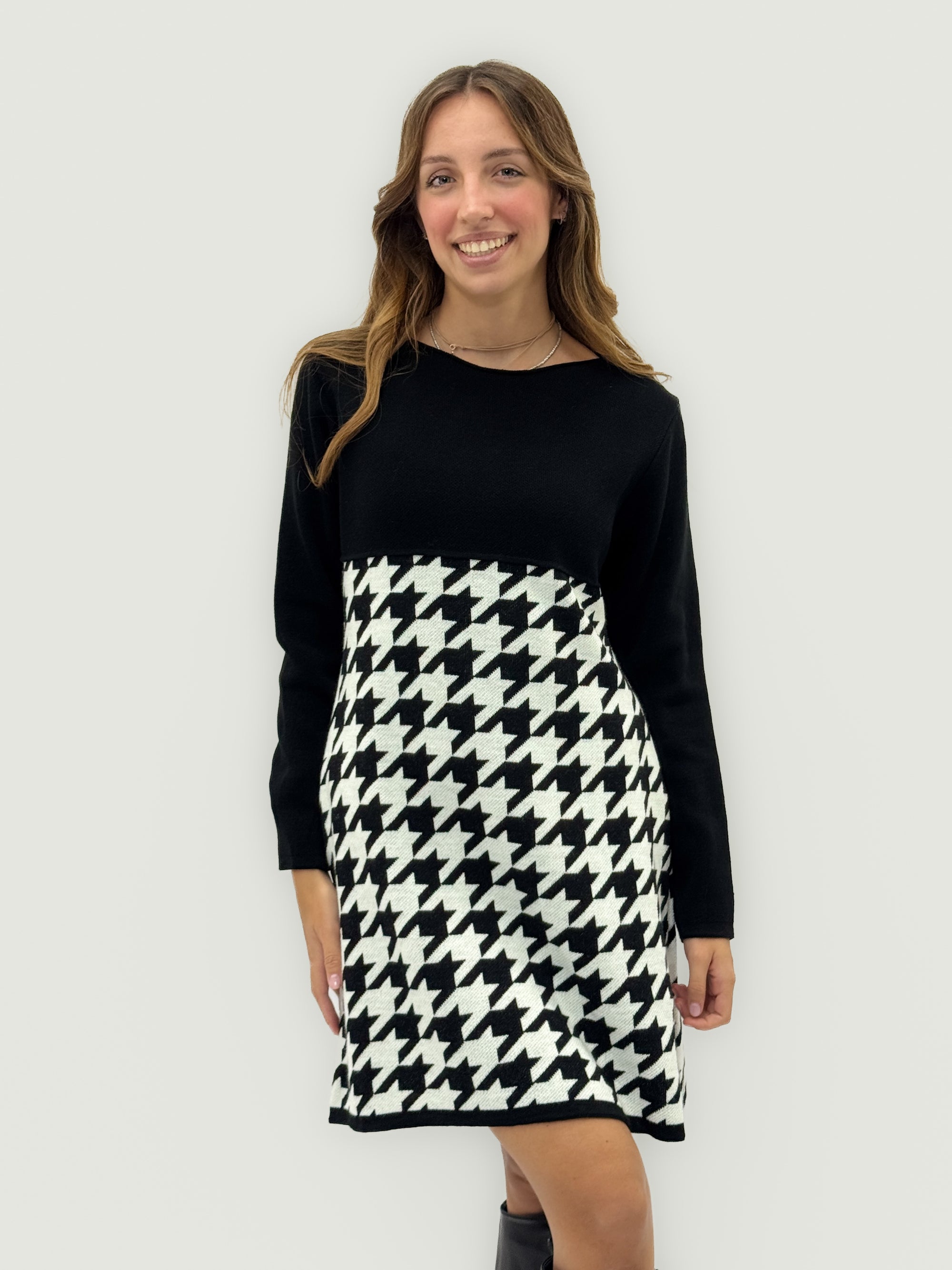 Abito in maglia bicolore pied de poule – Chic e confortevole