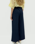 Completo con pantalone ampio e giacca fluida