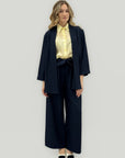 Completo con pantalone ampio e giacca fluida