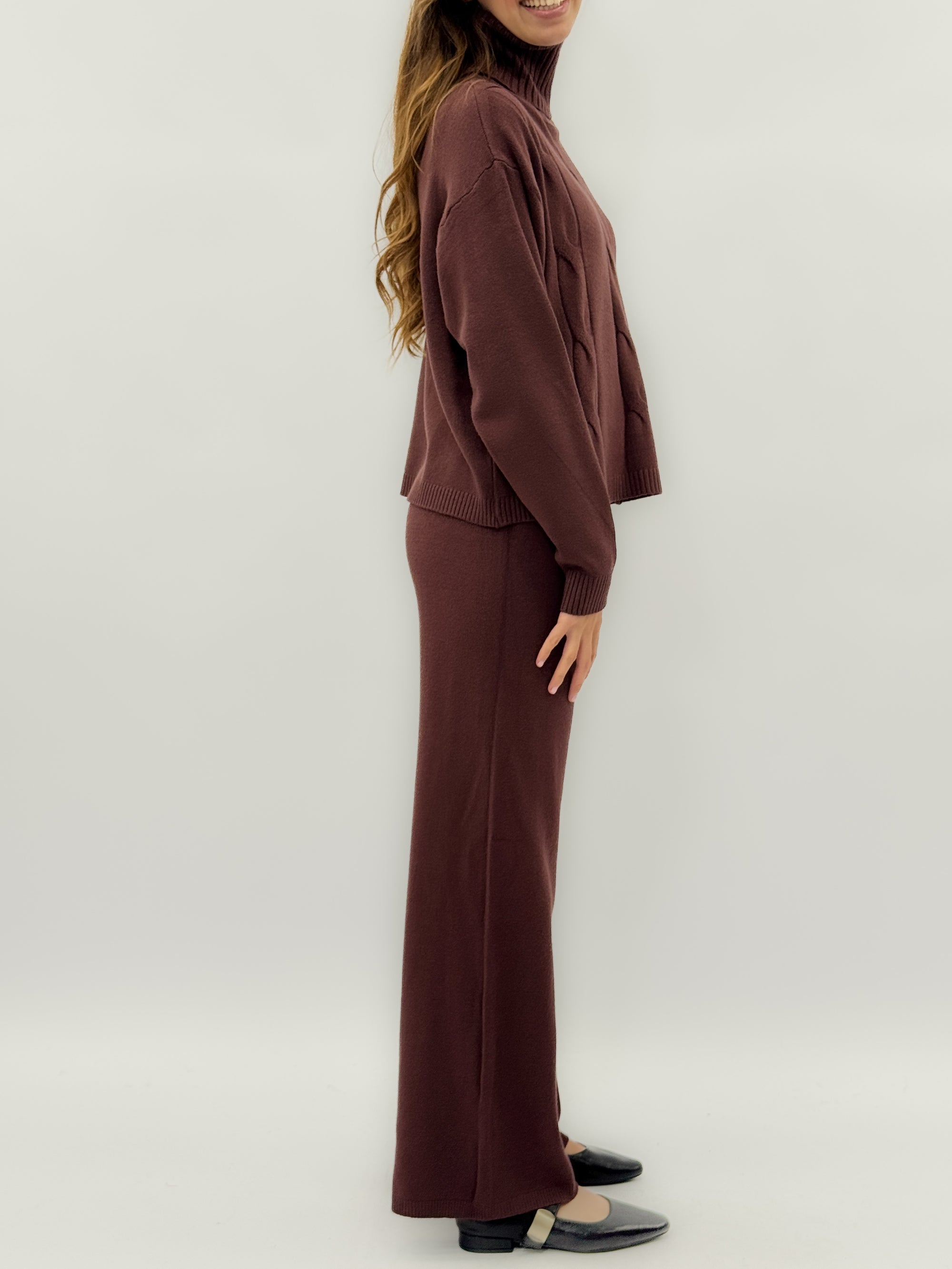 Completo in maglia con collo alto – Eleganza e comfort quotidiano