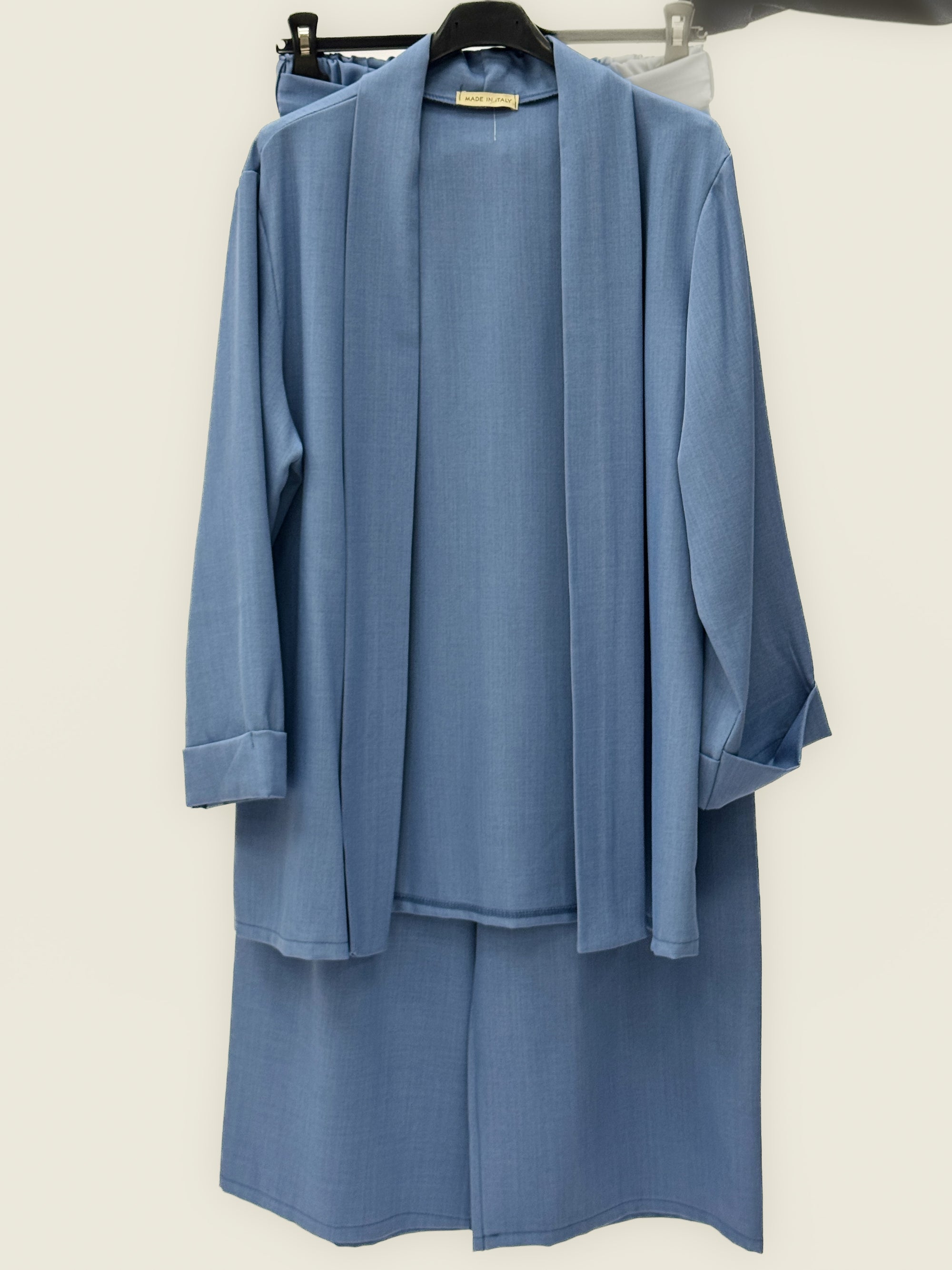 Completo con pantalone ampio e giacca fluida