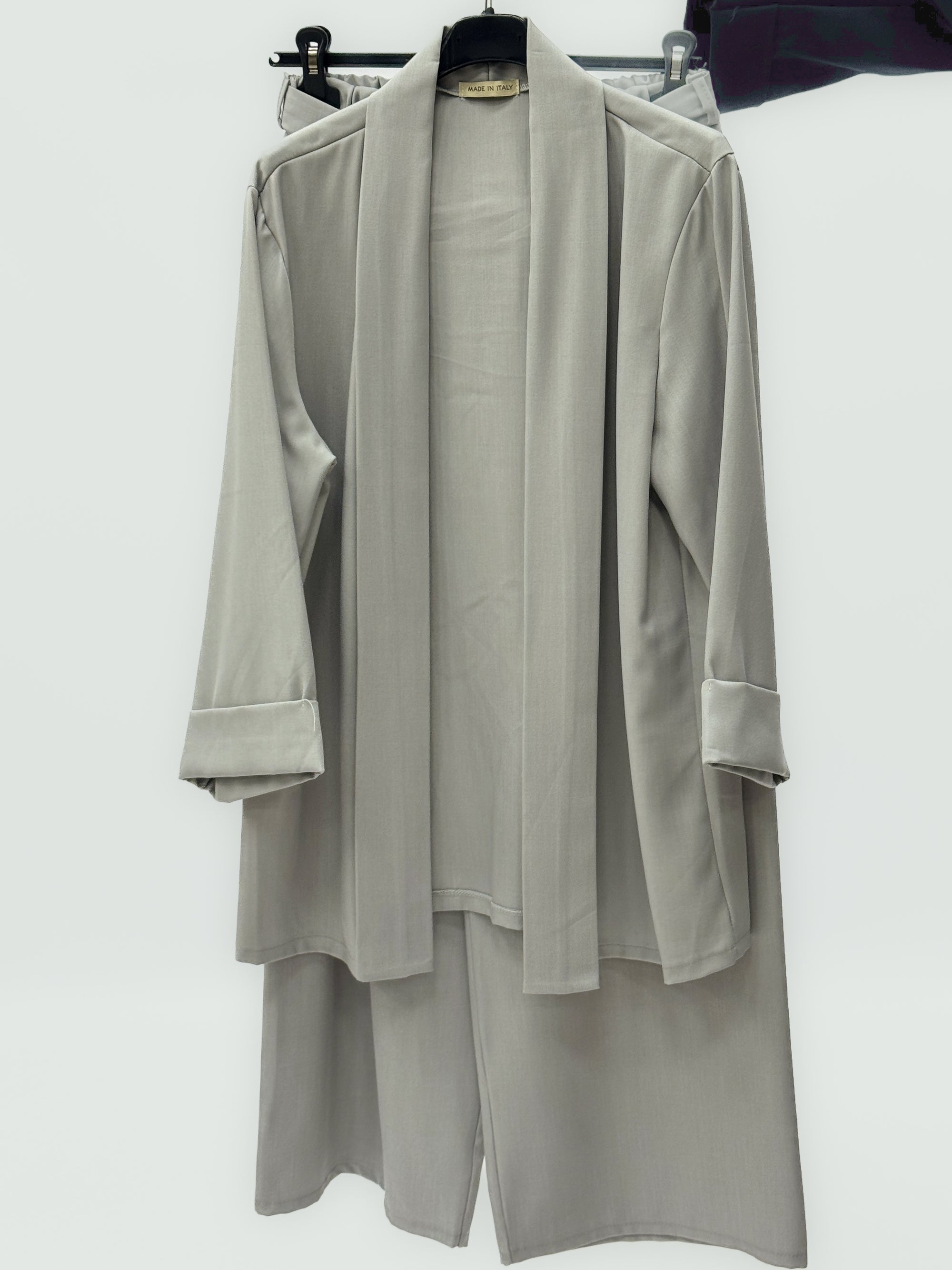 Completo con pantalone ampio e giacca fluida