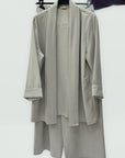 Completo con pantalone ampio e giacca fluida