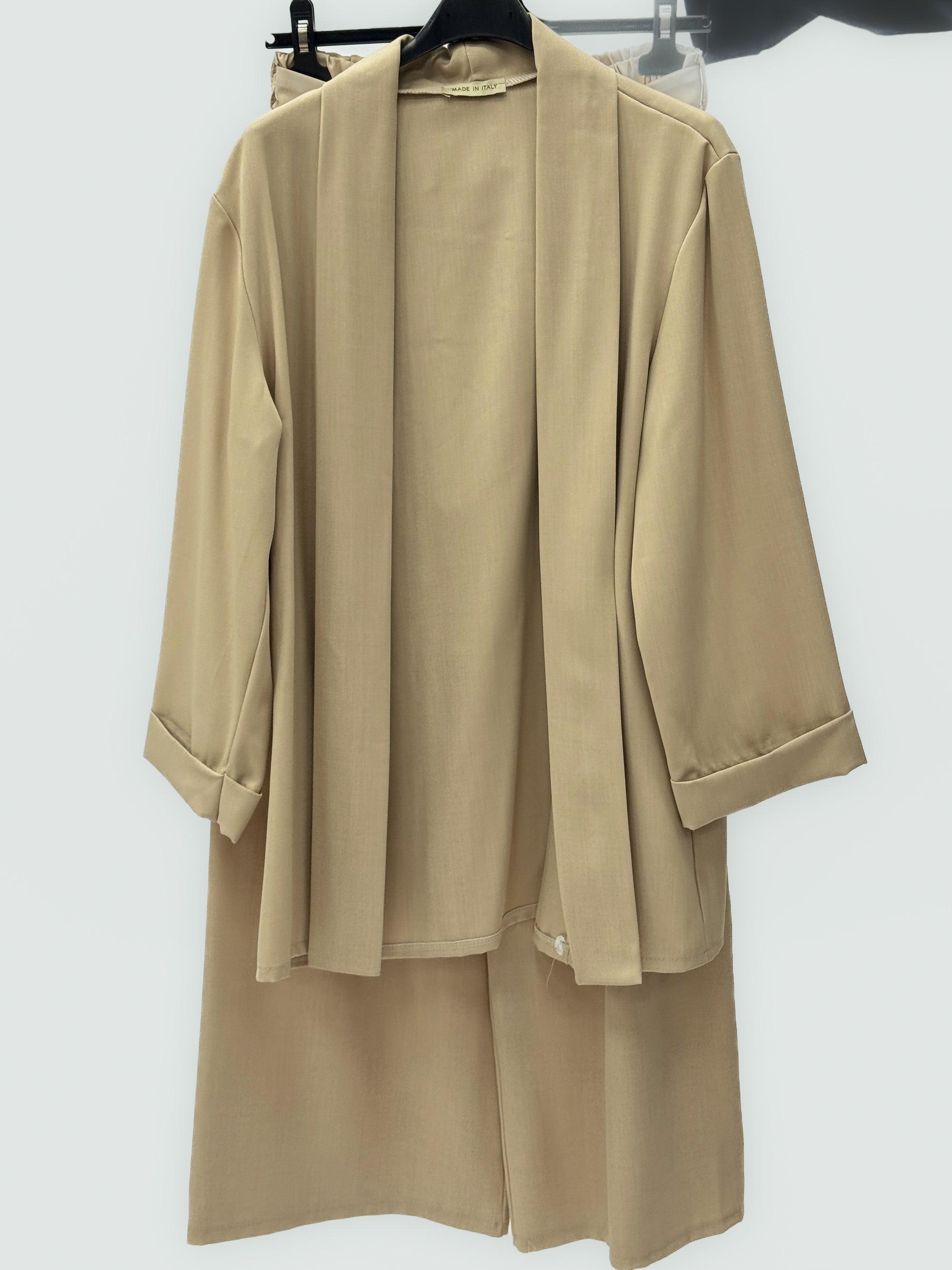 Completo con pantalone ampio e giacca fluida