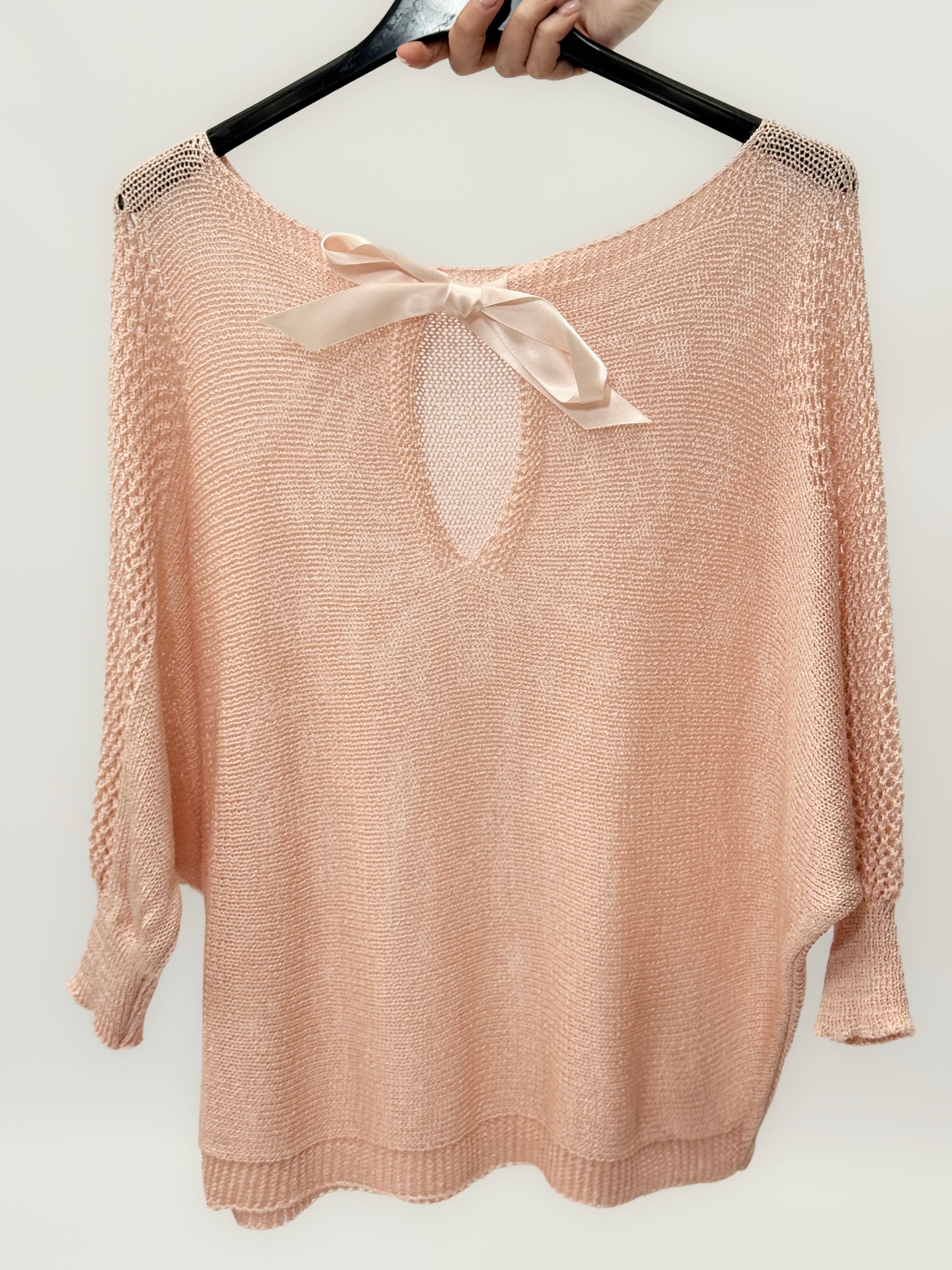 Maglia traforata con scollo a goccia e fiocco sul retro