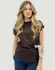 T-shirt con nodo laterale e foulard