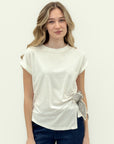 T-shirt con nodo laterale e foulard