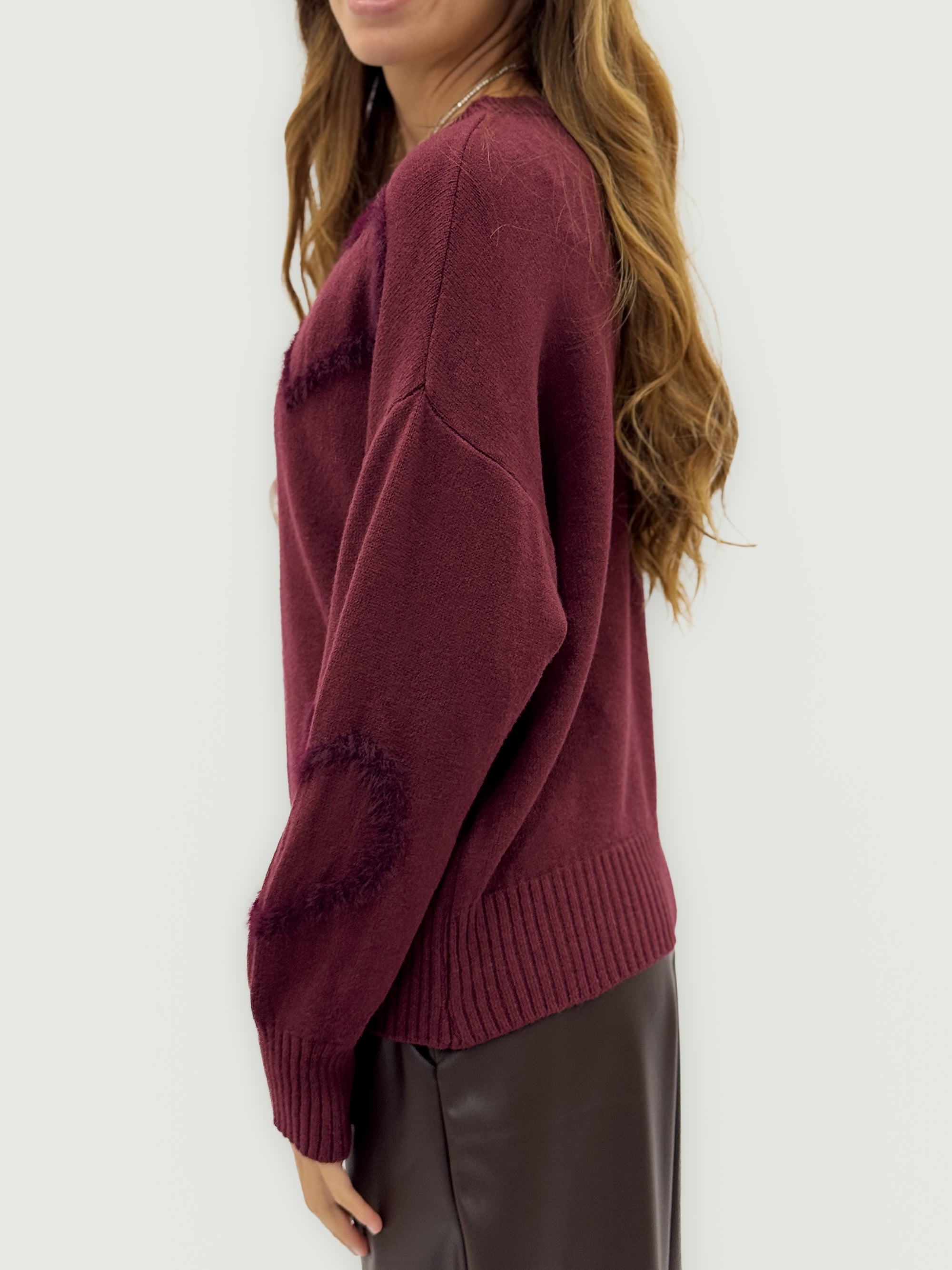 Maglione con cuori in rilievo – Morbidezza e romanticismo