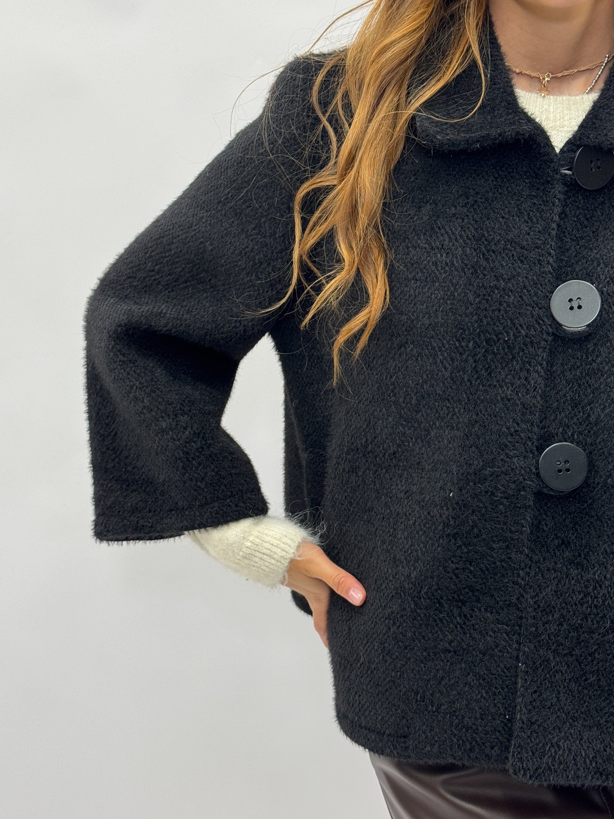 Cappotto corto con maxi bottoni – Eleganza e comfort invernale