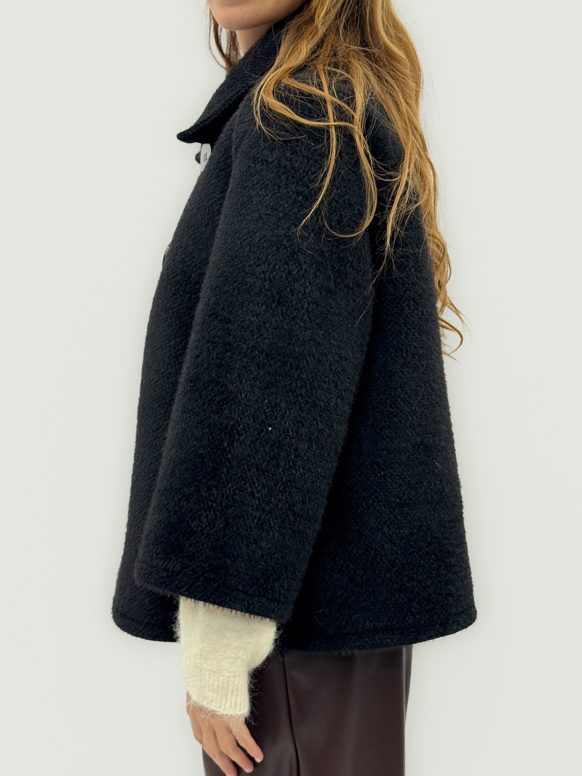 Cappotto corto con maxi bottoni – Eleganza e comfort invernale