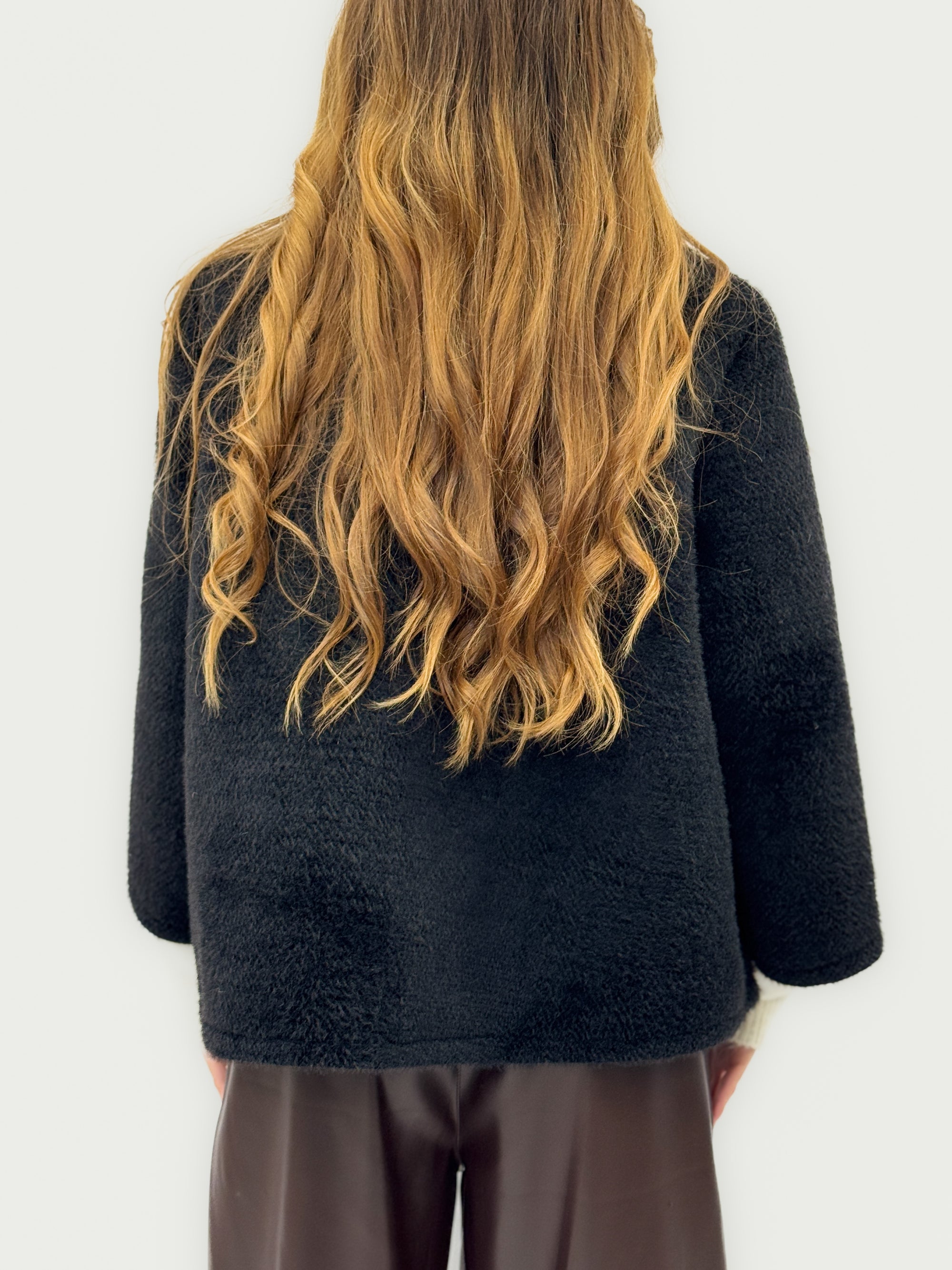 Cappotto corto con maxi bottoni – Eleganza e comfort invernale