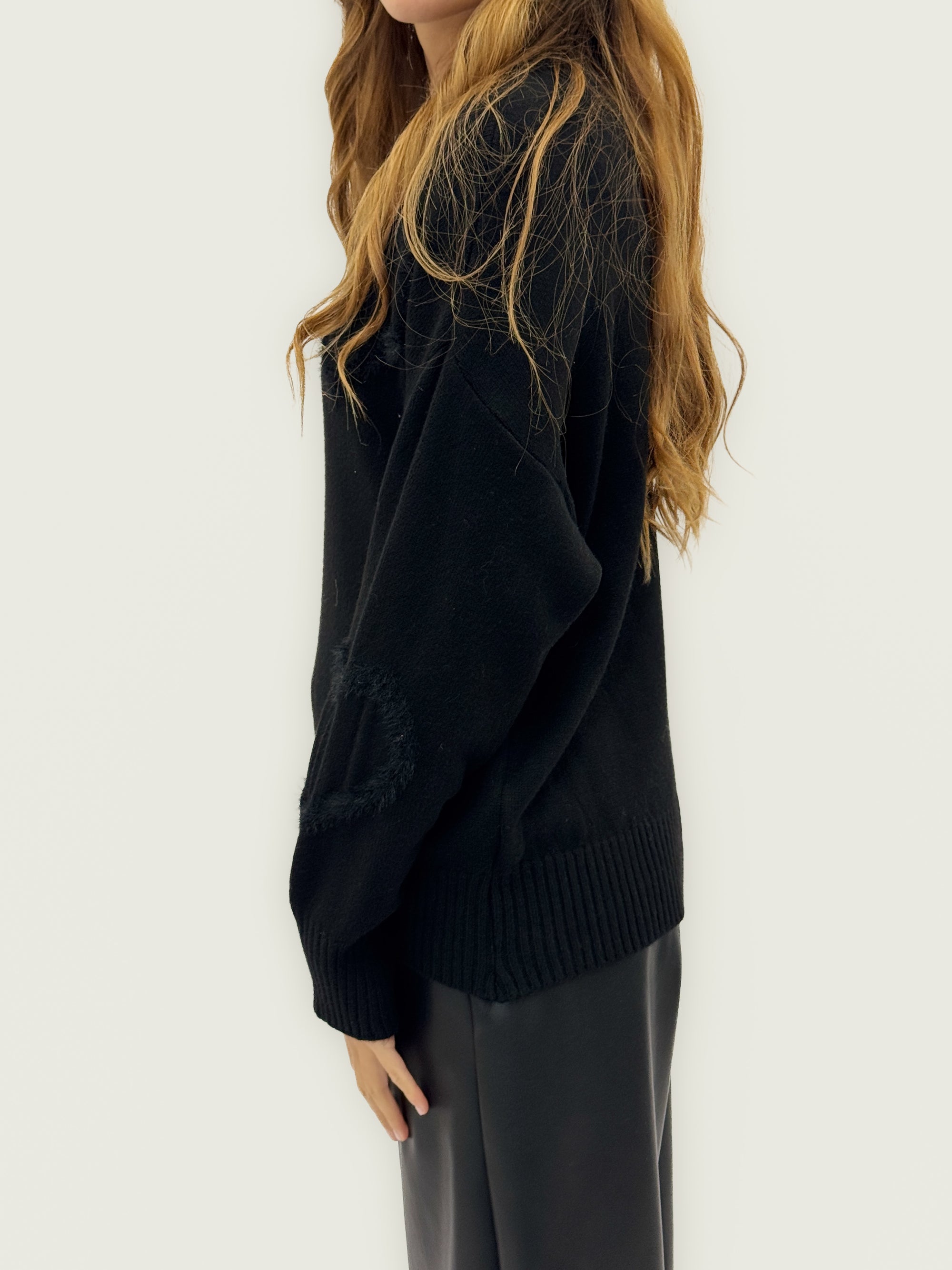 Maglione con cuori in rilievo – Morbidezza e romanticismo