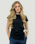 T-shirt con nodo laterale e foulard