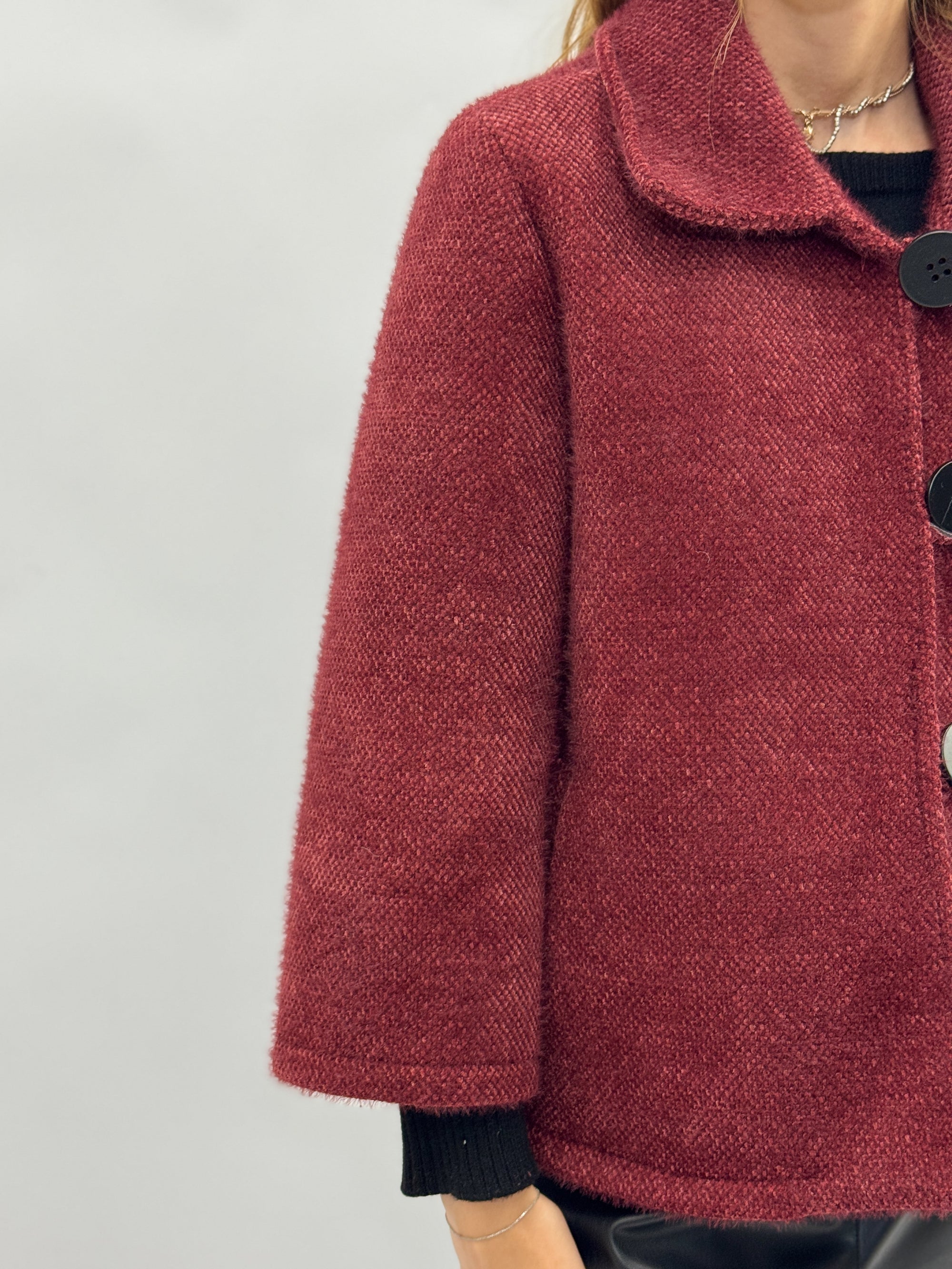 Cappotto corto con maxi bottoni – Eleganza e comfort invernale