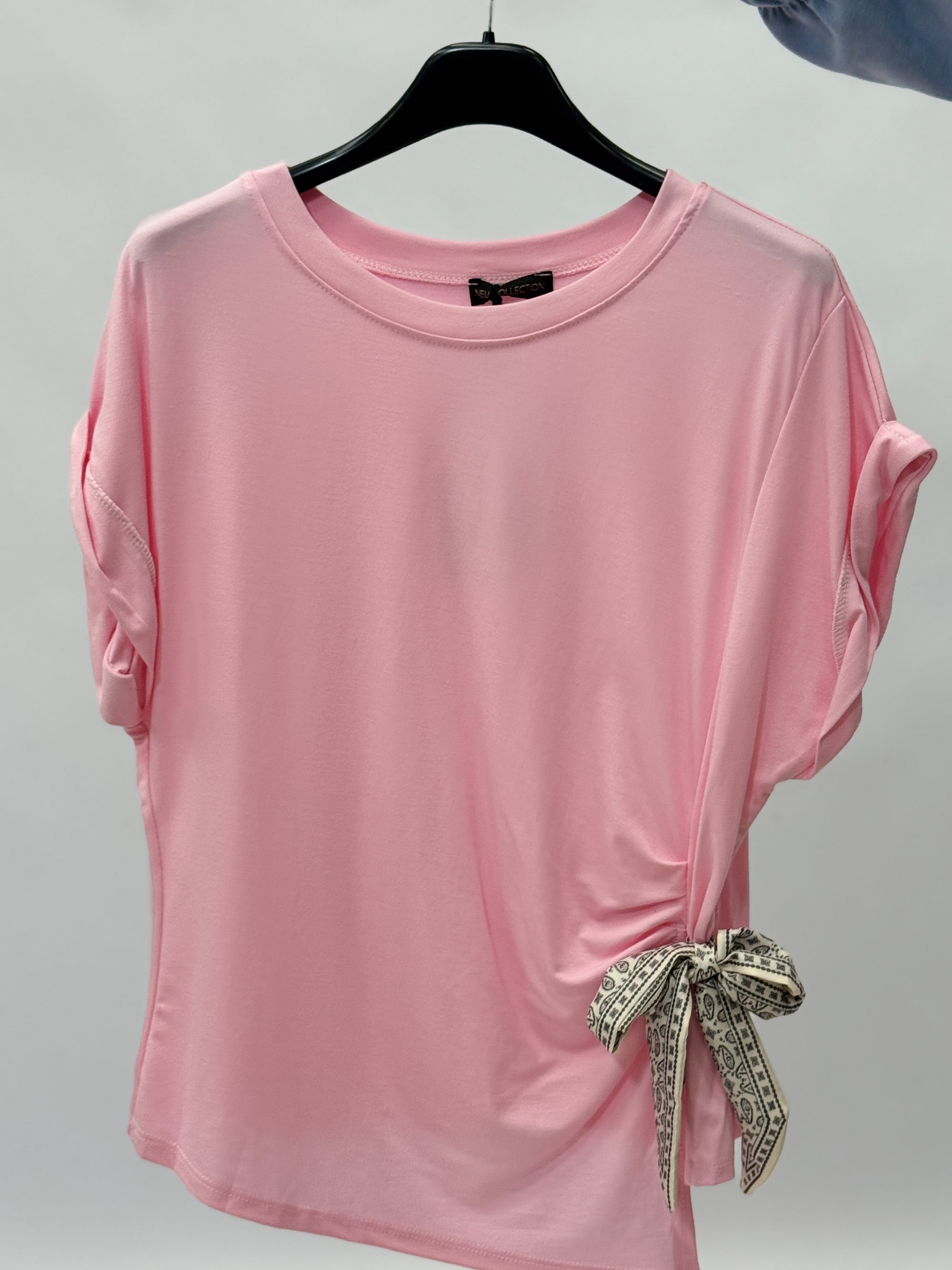 T-shirt con nodo laterale e foulard