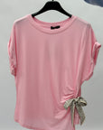 T-shirt con nodo laterale e foulard
