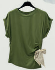 T-shirt con nodo laterale e foulard