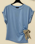 T-shirt con nodo laterale e foulard