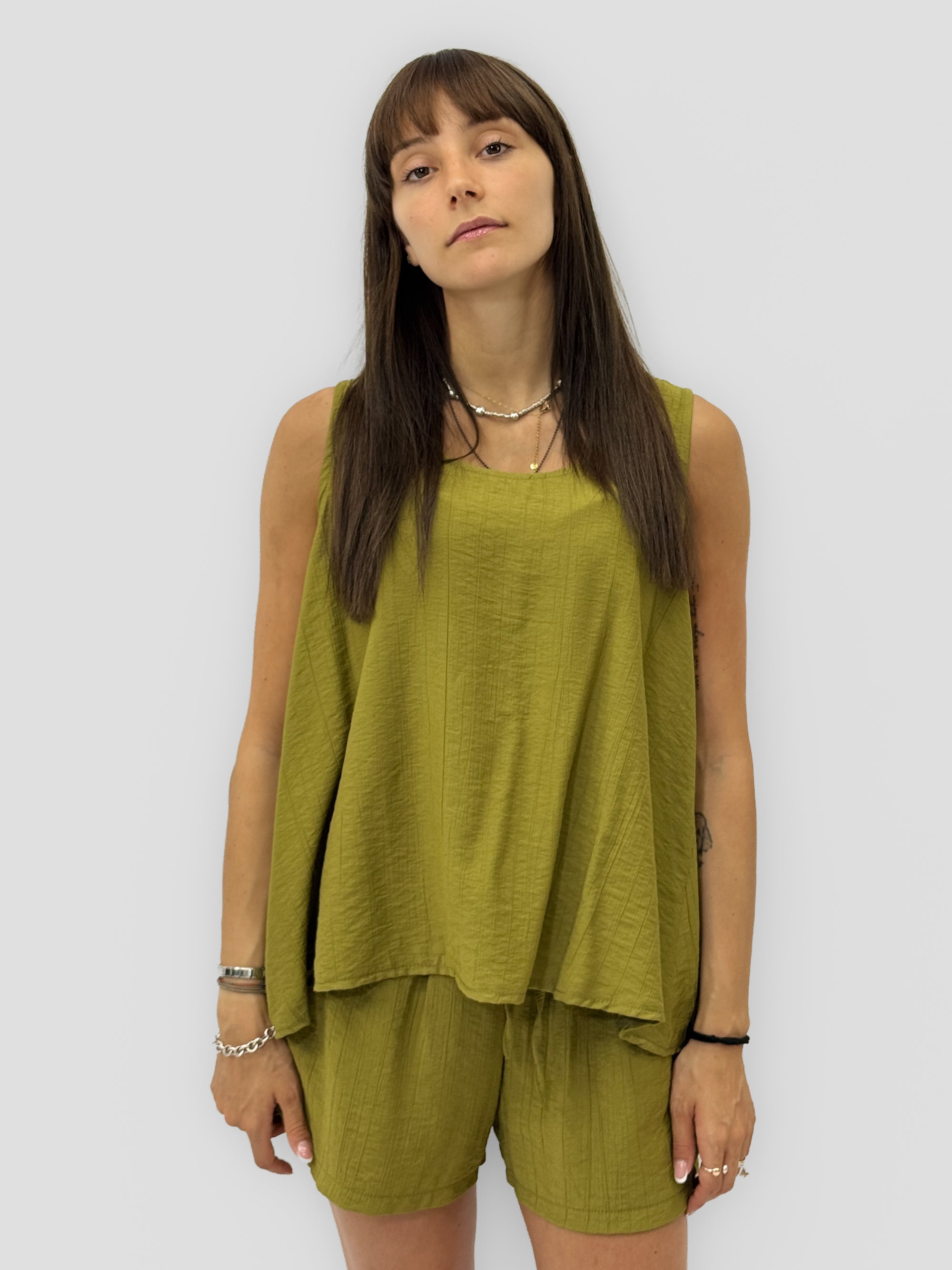 Completo con top svasato e shorts