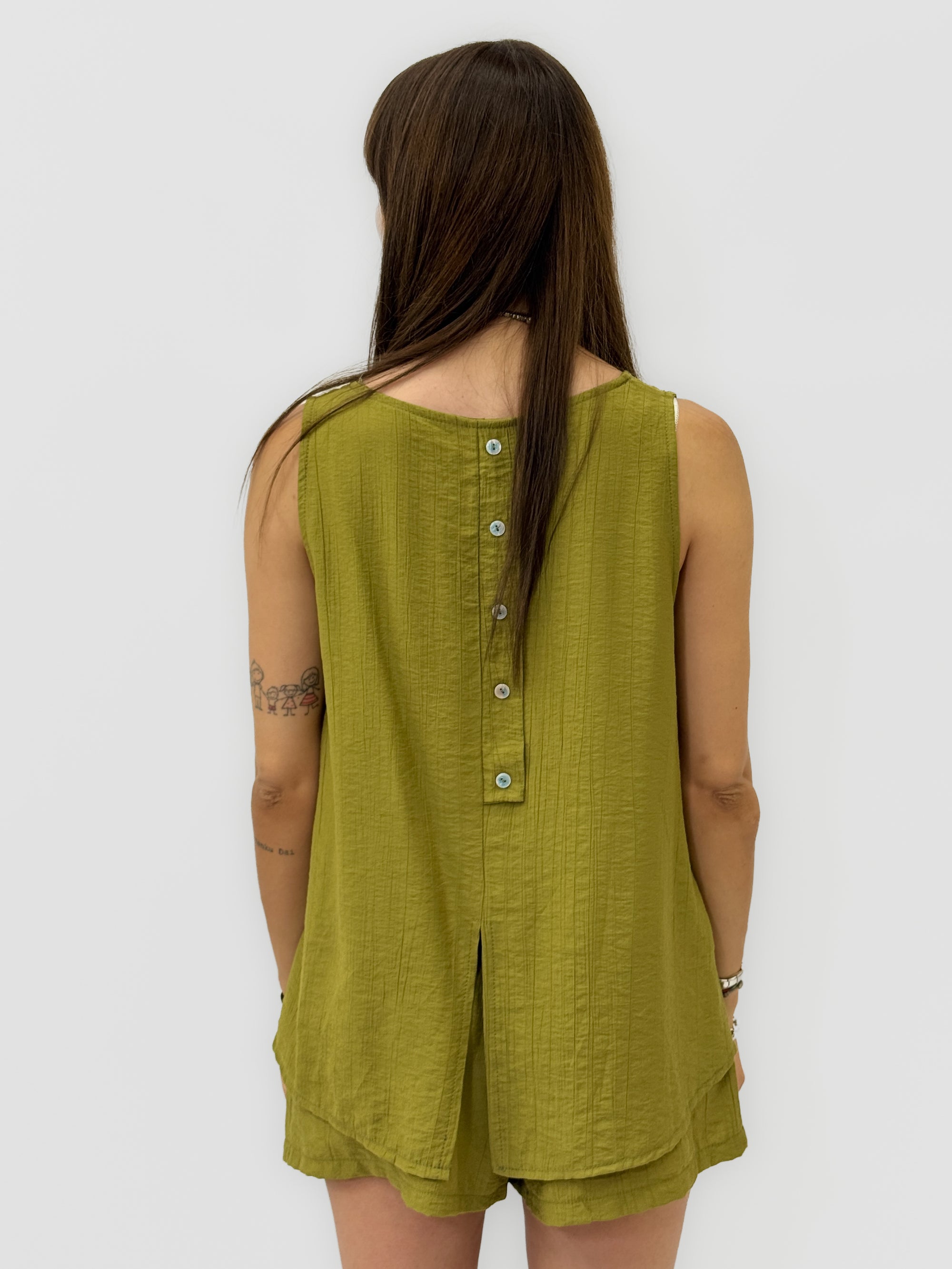 Completo con top svasato e shorts