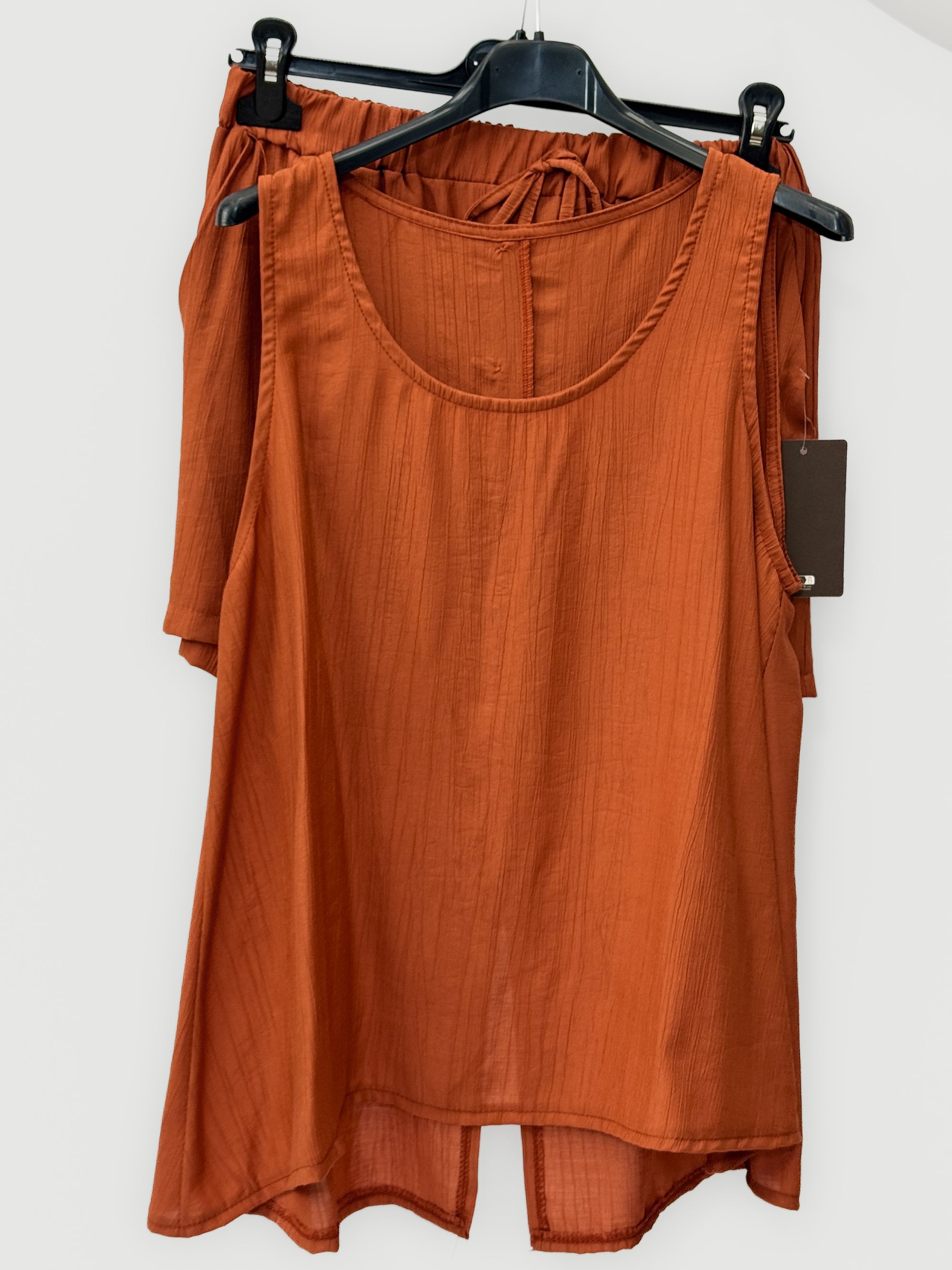 Completo con top svasato e shorts