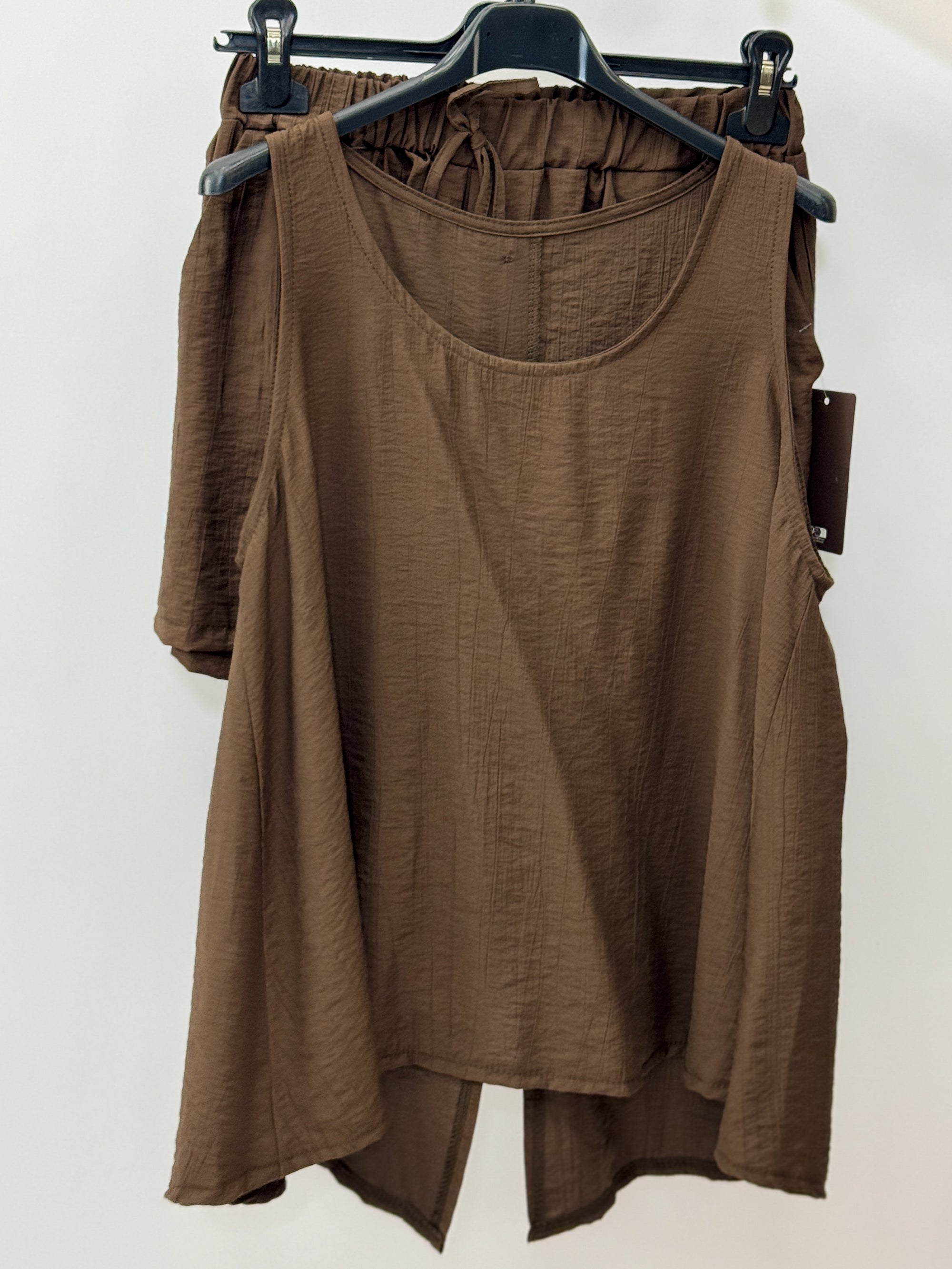 Completo con top svasato e shorts