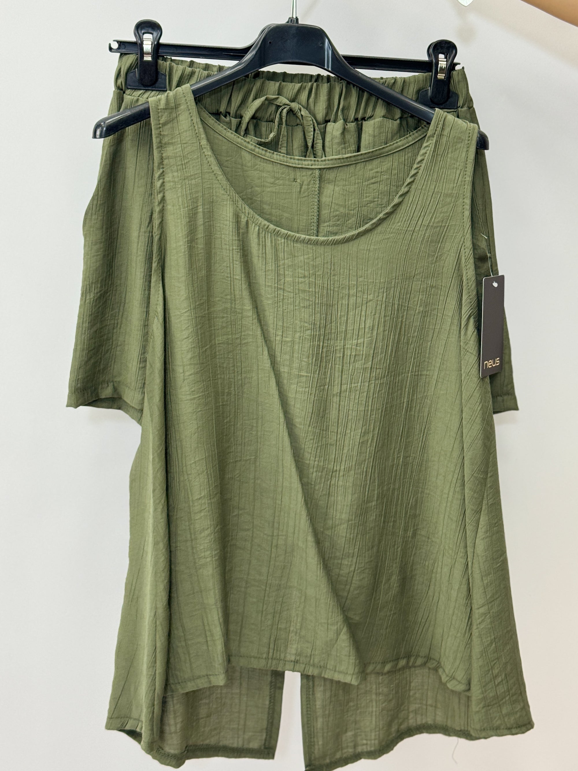 Completo con top svasato e shorts