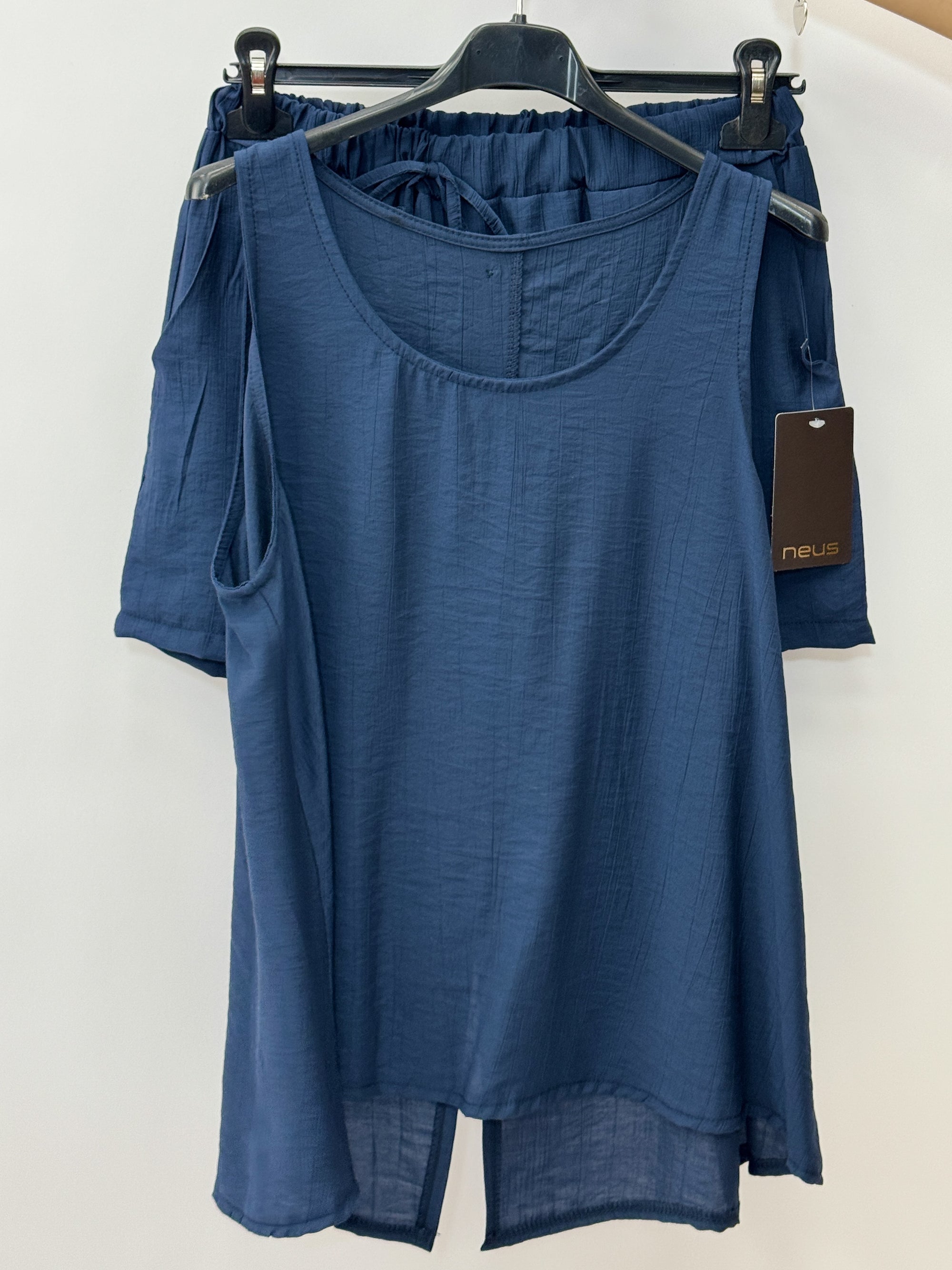 Completo con top svasato e shorts