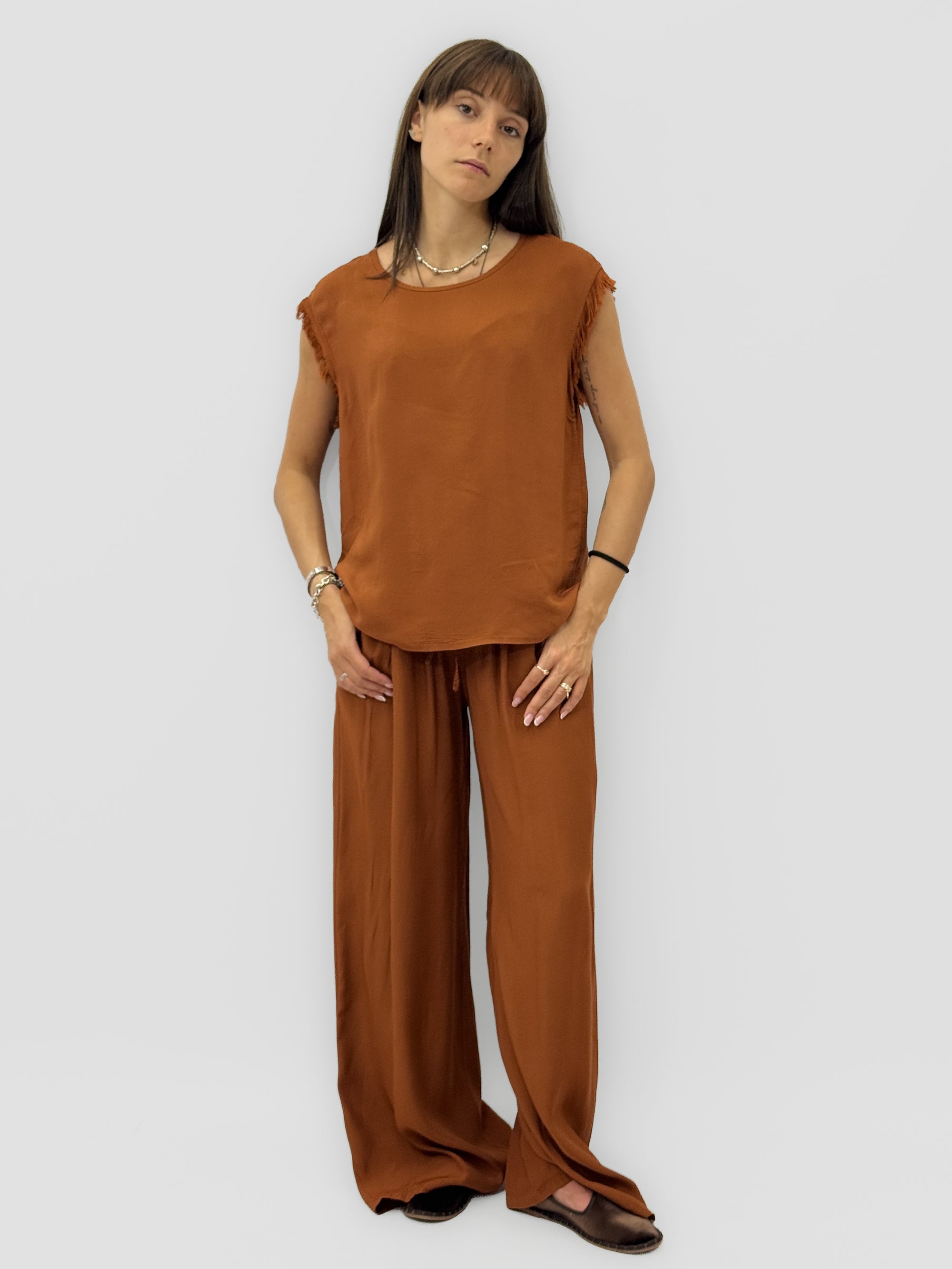 Completo top sfrangiato e pantalone palazzo