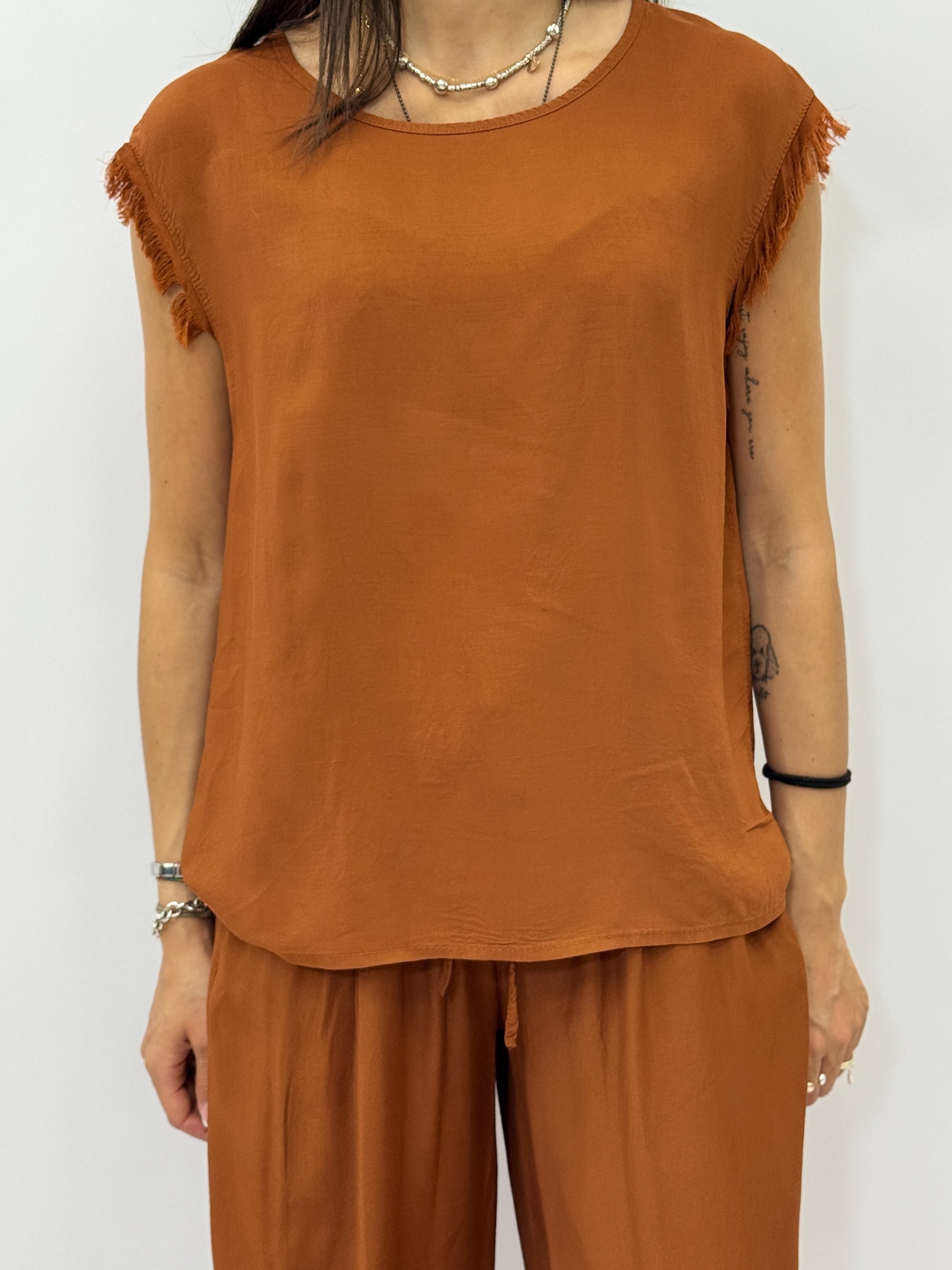 Completo top sfrangiato e pantalone palazzo