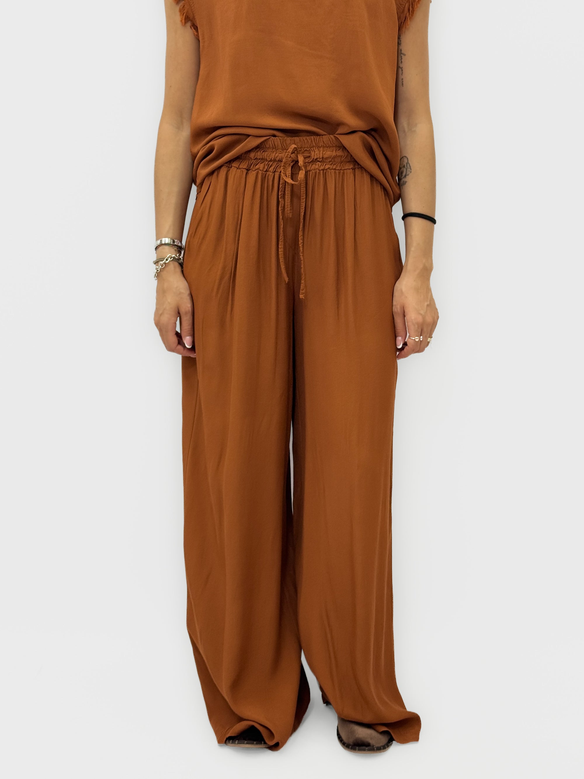 Completo top sfrangiato e pantalone palazzo