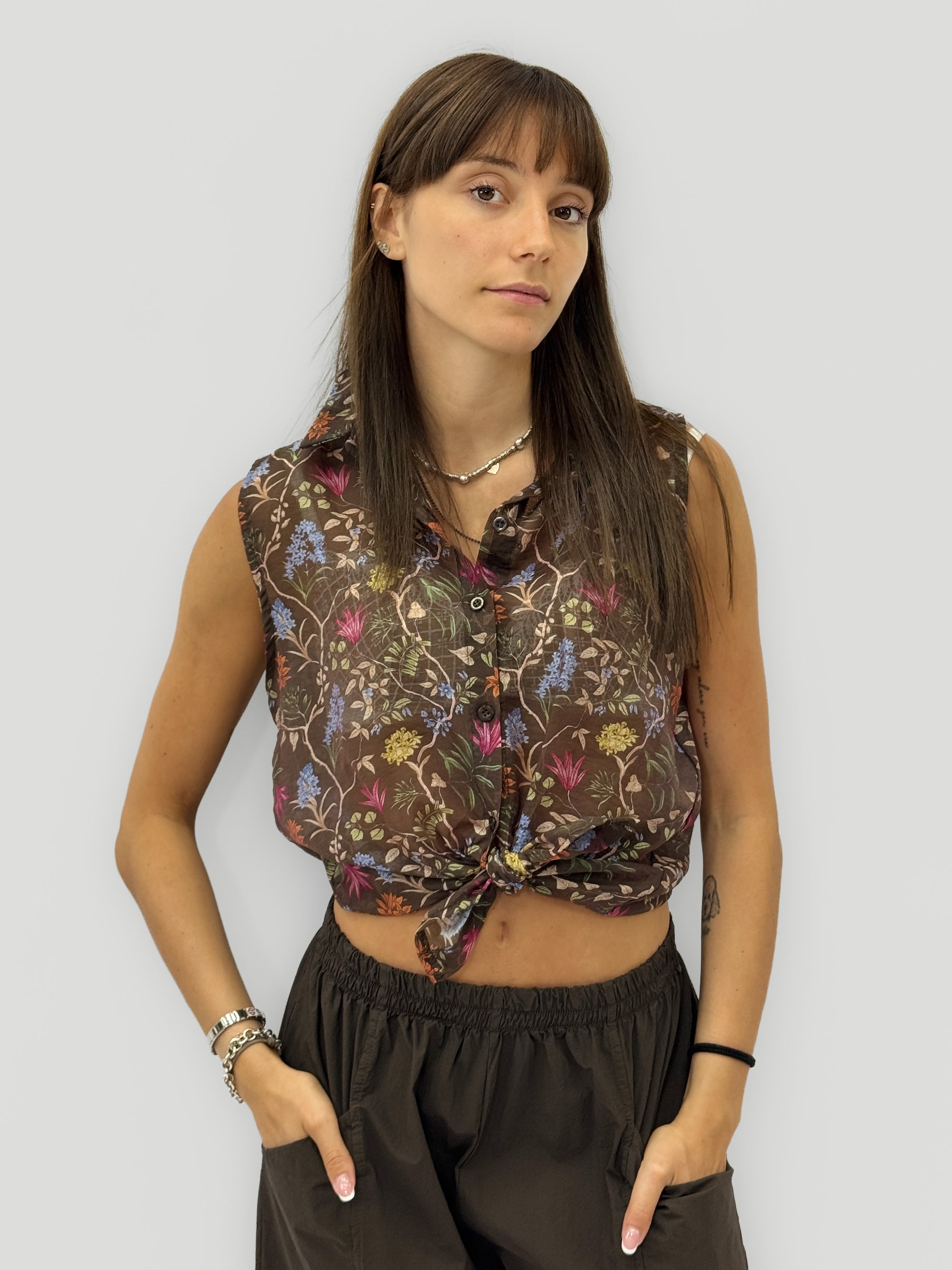 Camicia smanicata fantasia floreale con nodo